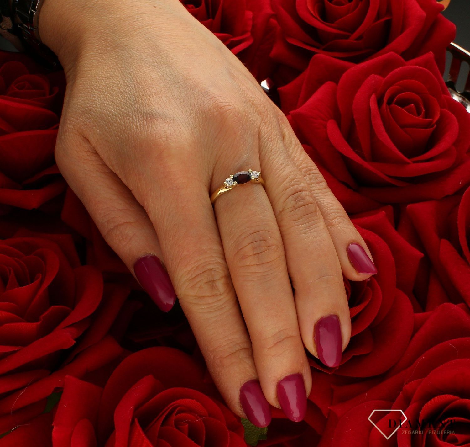 Złoty pierścionek 585 z naturalnym granatem DIA-PRS-7633-585. Złoty pierścionek o efektownym wyglądzie. Zloty pierścionek wykonany z próby złota 585 w połączeniu z kamieniem naturalnym - granat. Pierścionek idealny na prezen (4).jpg