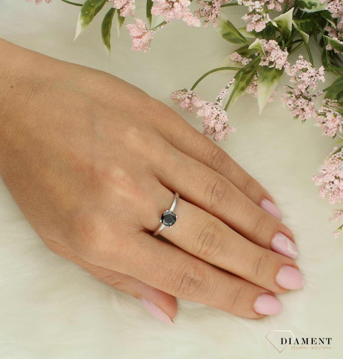 Srebrny pierścionek damski 925 z czarną cyrkonią rozmiar 14 DIA-PRS-7640-925. Srebrny pierścionek damski. Srebrny pierścionek z czarną cyrkonią. Pierścionek srebrny damski. Srebrny pierścionek na prezent dla kobiety..jpg