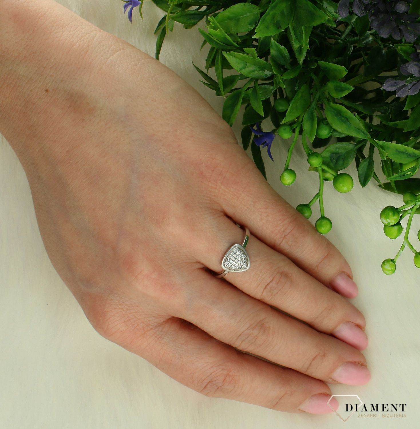 Srebrny pierścionek damski 925  trójkątne oczko DIA-PRS-7641-925. Srebrny pierścionek damski. Pierścionek srebrny dla kobiety. Srebrny pierścionek damski na prezent. Delikatny pierścionek damski. 1.jpg