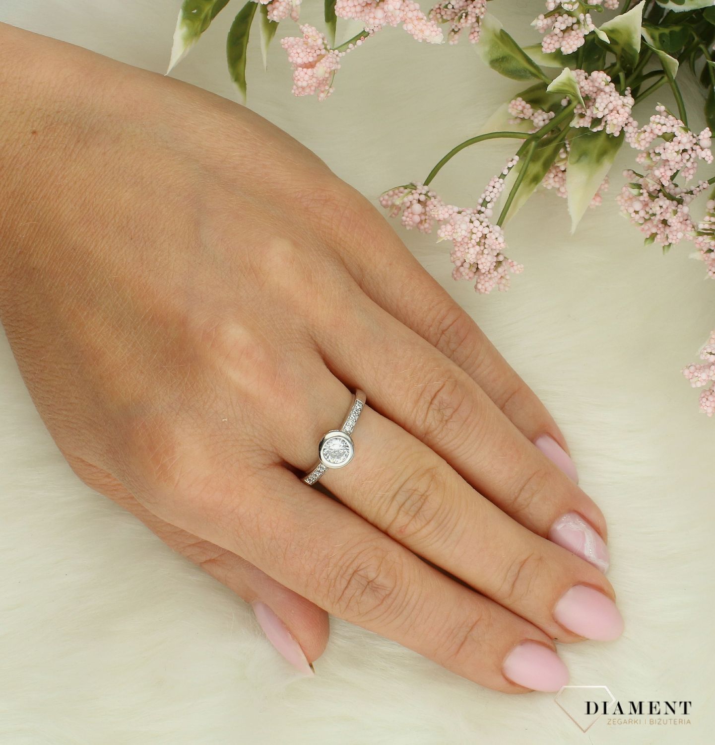 Srebrny pierścionek damski 925 z okrągłą cyrkonią rozmiar 14 DIA-PRS-7648-925. Srebrny pierścionek damski. Srebrny pierścionek z cyrkonią. Pierścionek srebrny damski. Srebrny pierścionek na prezent dla kobiety..jpg