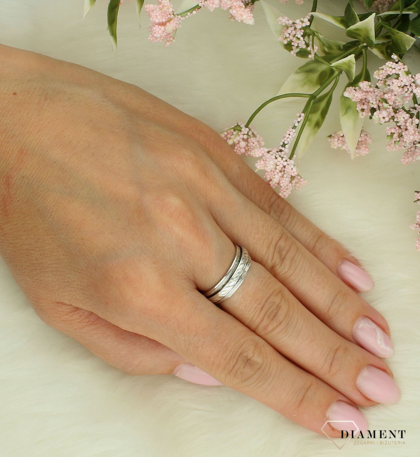 Srebrna obrączka damska 925 grawerowana rozmiar 12 DIA-PRS-7656-925. Srebrny pierścionek damski. Srebrna obrączka grawerowana. Obrączka srebrna ozdobna. Srebrna obrączka damska.1.jpg