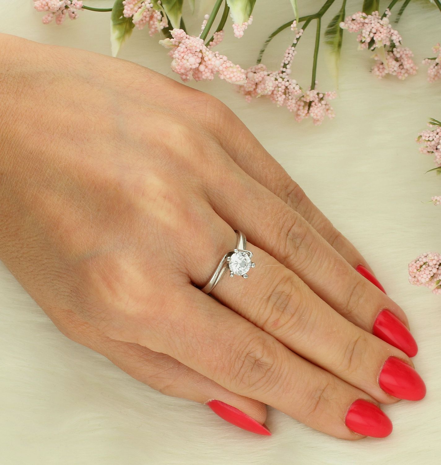 Pierścionek srebrny z cyrkonią dużą próba 925, DIA-PRS-7660-925 Srebrny pierścionek wykonany z najwyższej jakości srebra o prostej formie. Idealny pomysł na prezent dla każdej kobiety. 11.jpg