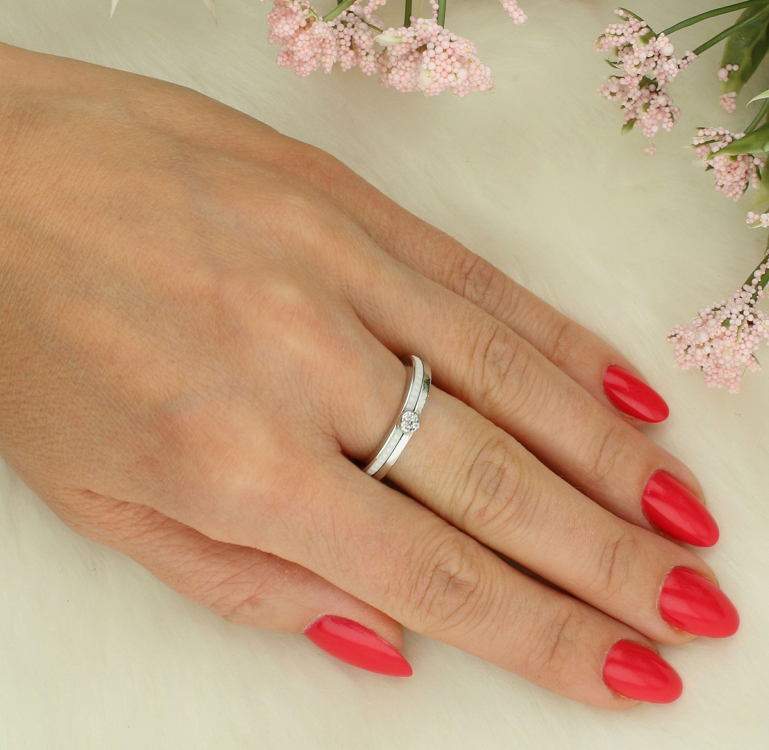 Pierścionek srebrny z ceramiką próba 925, DIA-PRS-7670-925 Srebrny pierścionek wykonany z najwyższej jakości srebra o prostej formie. Idealny pomysł na prezent dla każdej kobiety.1.jpg