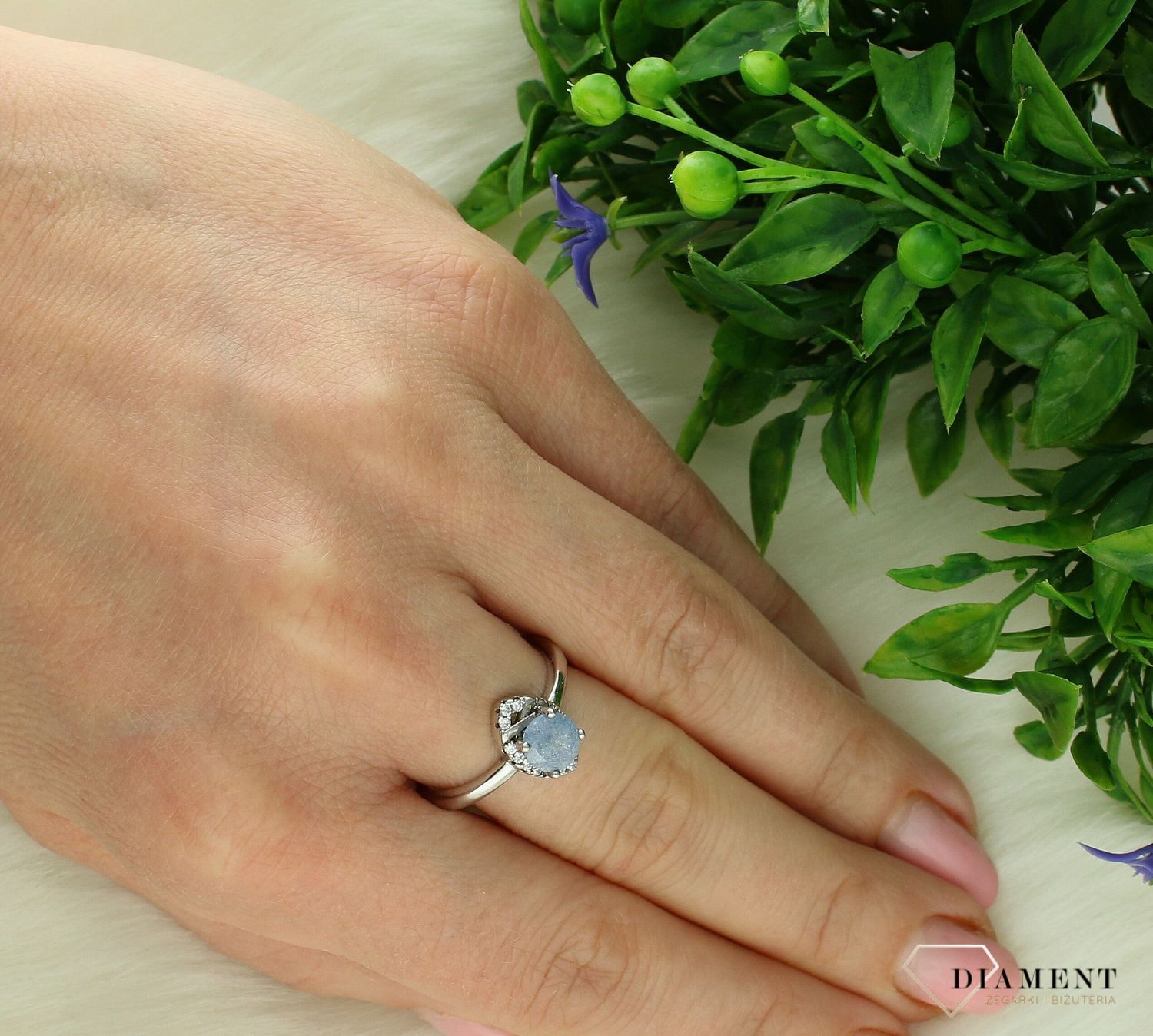 Srebrny pierścionek damski 925 z niebieskim kamieniem i cyrkoniami rozmiar 17 DIA-PRS-7675-925. Srebrny pierścionek damski. Pierścionek damski srebrny z kamieniem. Pierścionek srebrny damski na prezent. (2).jpg