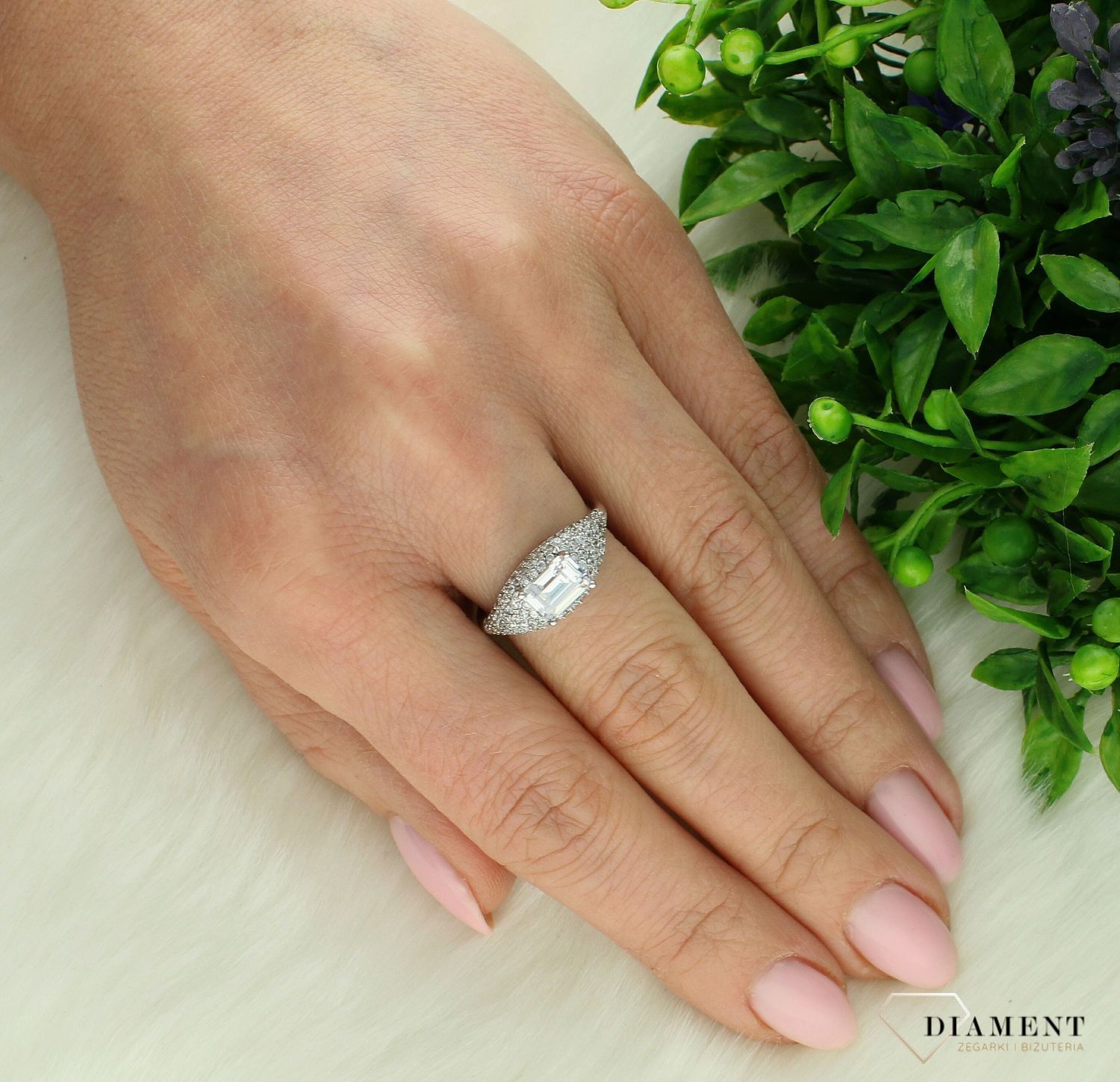 Srebrny pierścionek damski 925 z wystającą cyrkonią rozmiar 13 DIA-PRS-7677-925. Srebrny pierścionek damski. Srebrny pierścionek z cyrkoniami. Pierścionek srebrny damski. Srebrny pierścionek na prezent dla kobiety.jpg