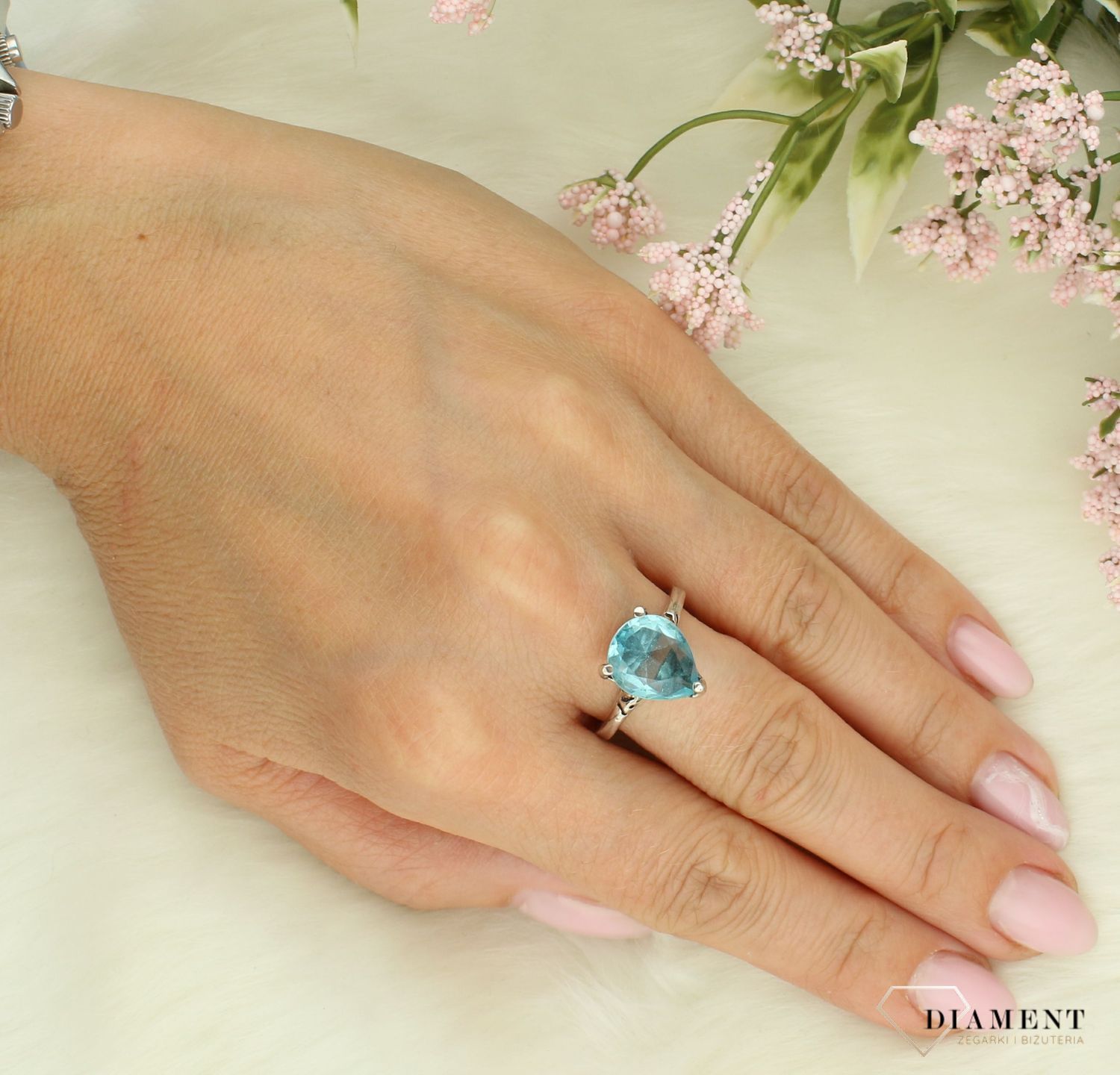Srebrny pierścionek damski 925 z błękitną cyrkonią rozmiar 18 DIA-PRS-7678-925. Srebrny pierścionek damski. Srebrny pierścionek z niebieskim oczkiem. Pierścionek srebrny na prezent. Pierścionek z błękitnym oczkiem..jpg