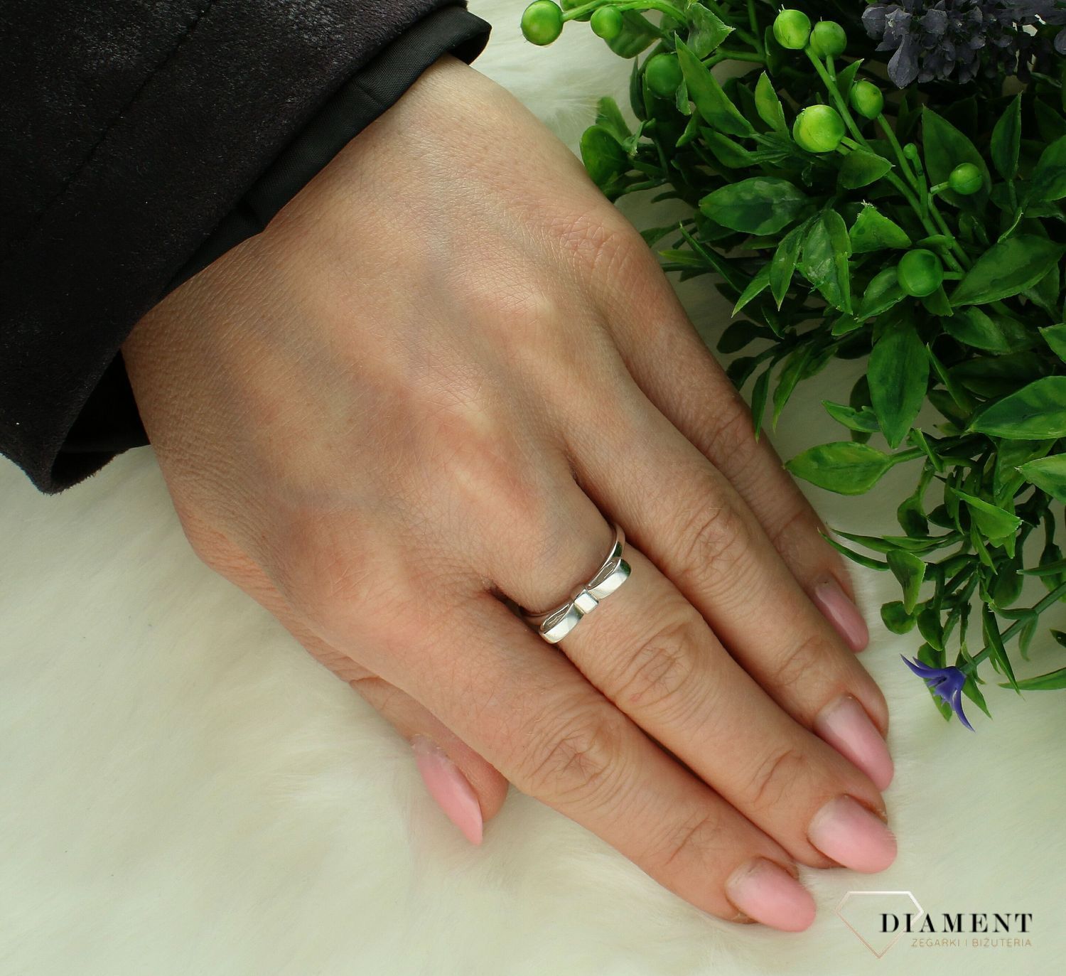 Srebrny pierścionek damski 925 Kokardka rozmiar 13 DIA-PRS-7681-925. Srebrny pierścionek damski. Srebrny pierścionek z cyrkoniami. Pierścionek srebrny dla kobiety. Pierścionek srebrny na prezent. Pierścionek z kokardką.jpg