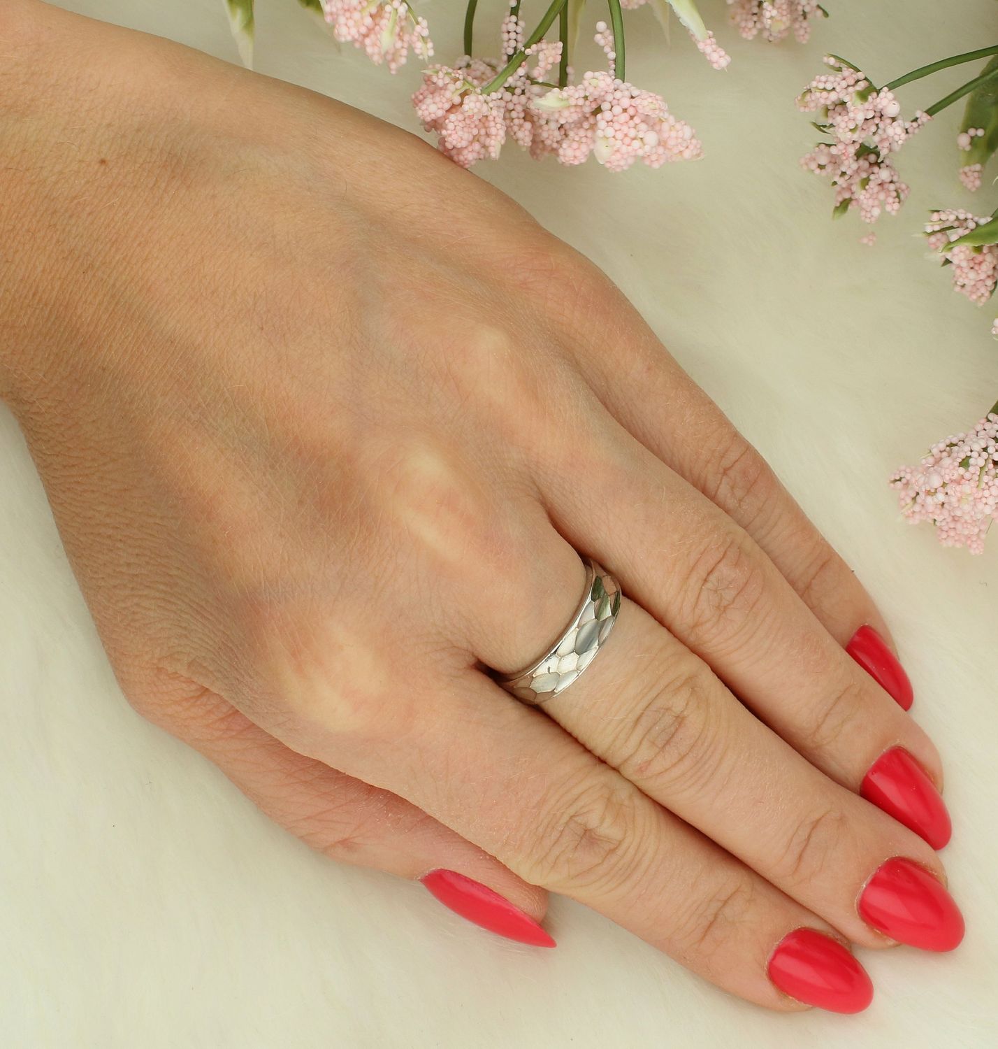 Obrączka grawerowana srebrna próba 925, DIA-PRS-7689-925  Klasyka oraz minimalizm. Prostota oraz elegancja, która nigdy nie wychodzi z mody. Gładka obrączka przypadnie do gustu miłośniczkom 1.jpg