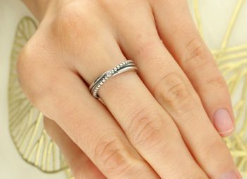 Elegancki pierścionek damski srebrny DIA-PRS-7690-925 z jedną cyrkonią i ozdobnymi srebrnymi kuleczkami. Waga 3,20 g, szerokość 4 mm (górna część), idealny na prezent i codzienne stylizacje.2.jpg