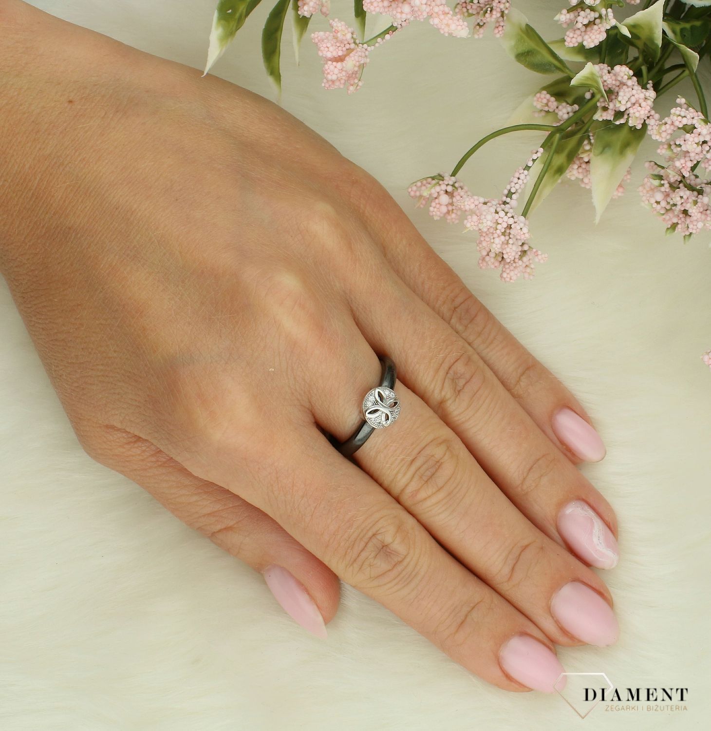 Srebrny pierścionek damski 925 czarna ceramika z cyrkonią DIA-PRS-7703-925. Pierścionek damski z ceramiki. Pierścionek damski czarny. Pierścionek srebrny damski na prezent. Srebrny pierścionek dla ukochanej..jpg