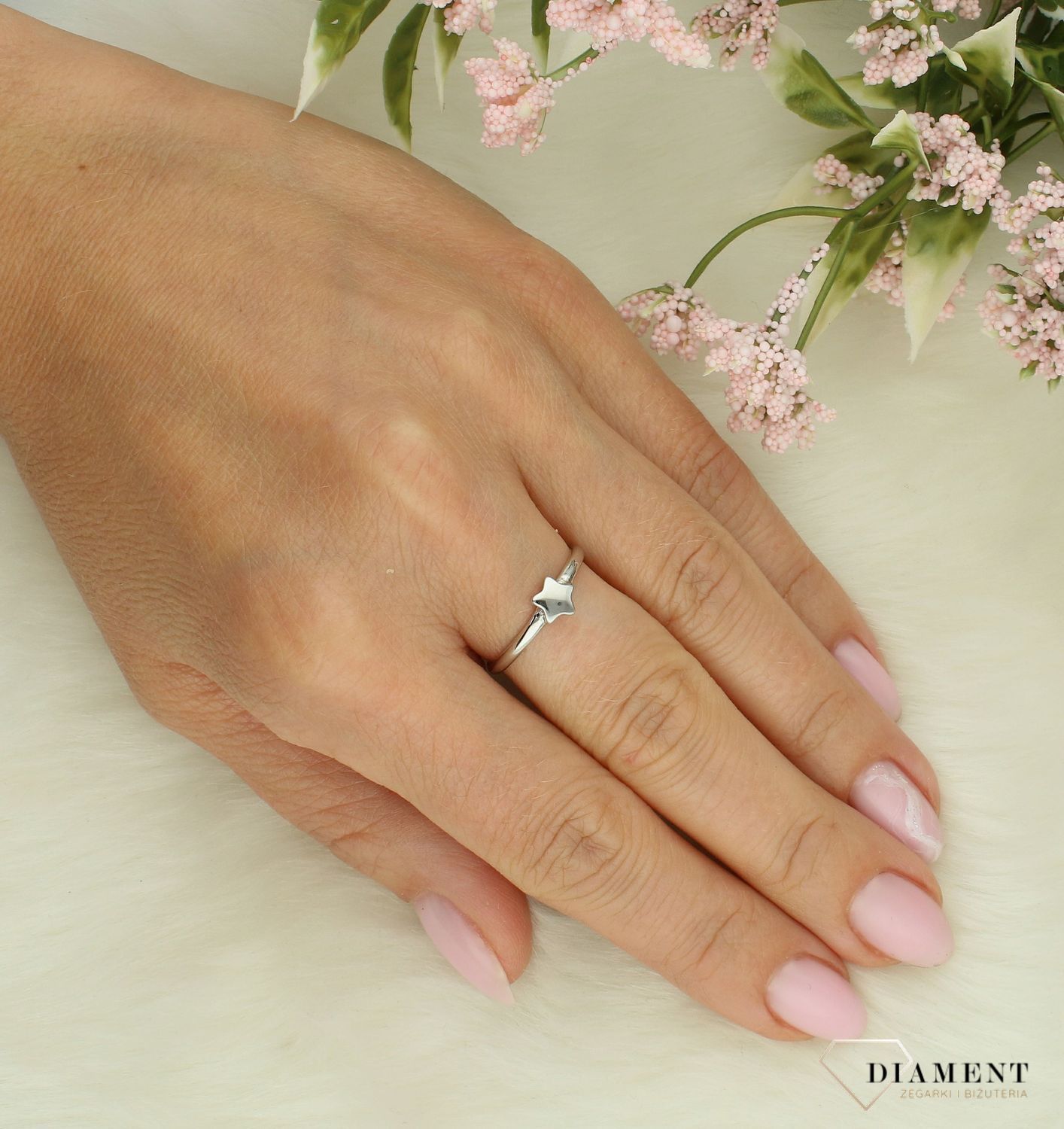Srebrny pierścionek damski 925 z gwiazdką rozmiar 13 DIA-PRS-7704-925. Srebrny pierścionek damski. Srebrny pierścionek z gwiazdką. Pierścionek srebrny damski. Srebrny pierścionek na prezent dla kobiety..jpg