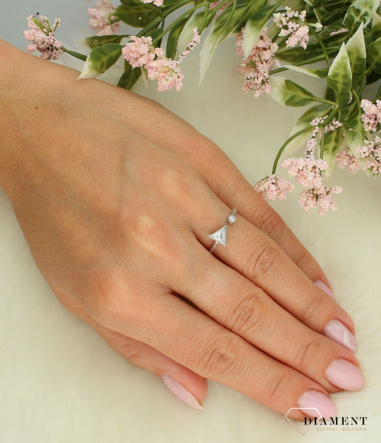 Srebrny pierścionek damski 925 trójkąt z cyrkoniami rozmiar 13 DIA-PRS-7713-925 2.jpg