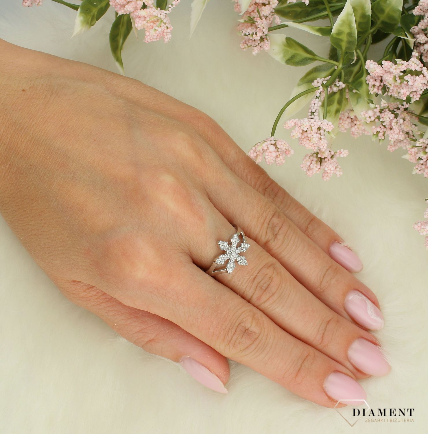 Srebrny pierścionek damski 925 śnieżynka z cyrkoniami DIA-PRS-7719-925. Srebrny pierścionek damski. Pierścionek srebrny dla kobiety na prezent. Srebrny damski pierścionek z cyrkoniami..jpg