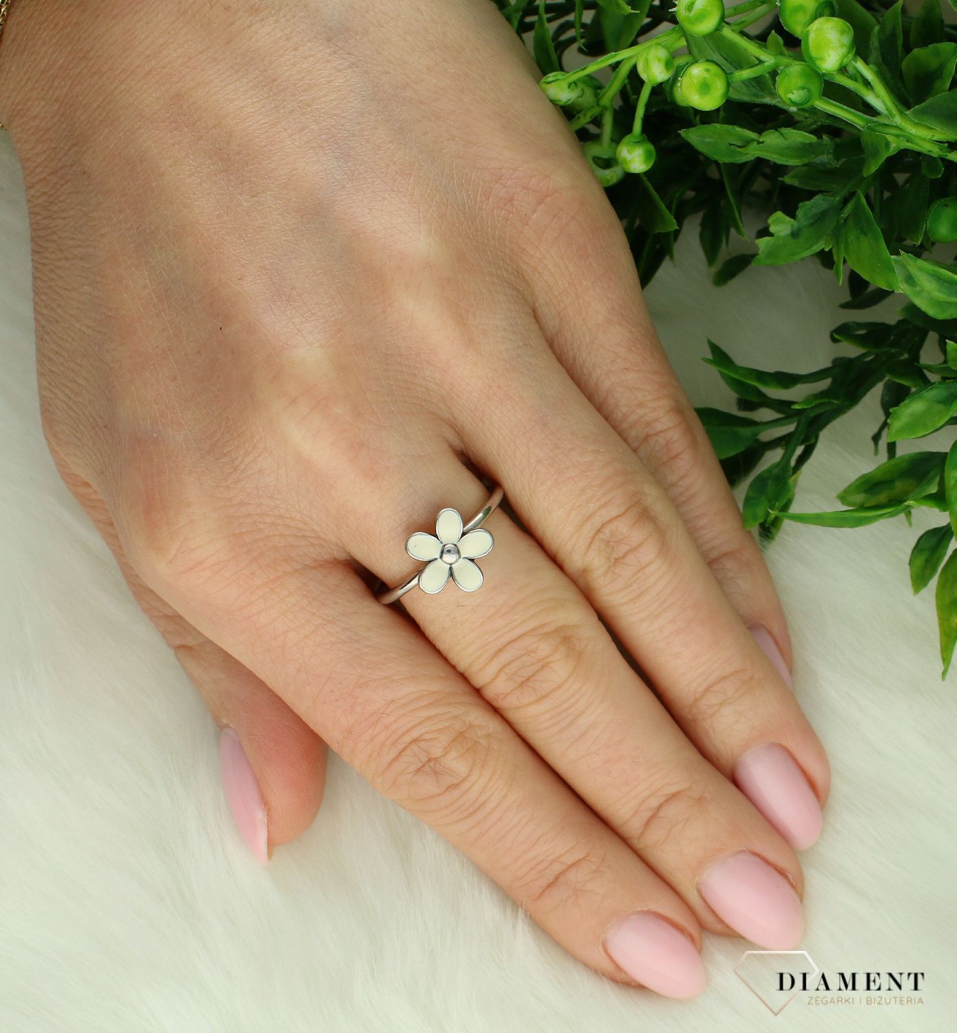 Srebrny pierścionek damski 925 Biały kwiatek rozmiar 16 DIA-PRS-7720-925. Pierścionek srebrny dla kobiety. Srebrny pierścionek damski z kwiatem. Wiosenna biżuteria. Pierścionek idealny na prezent dla kobiety.1.jpg