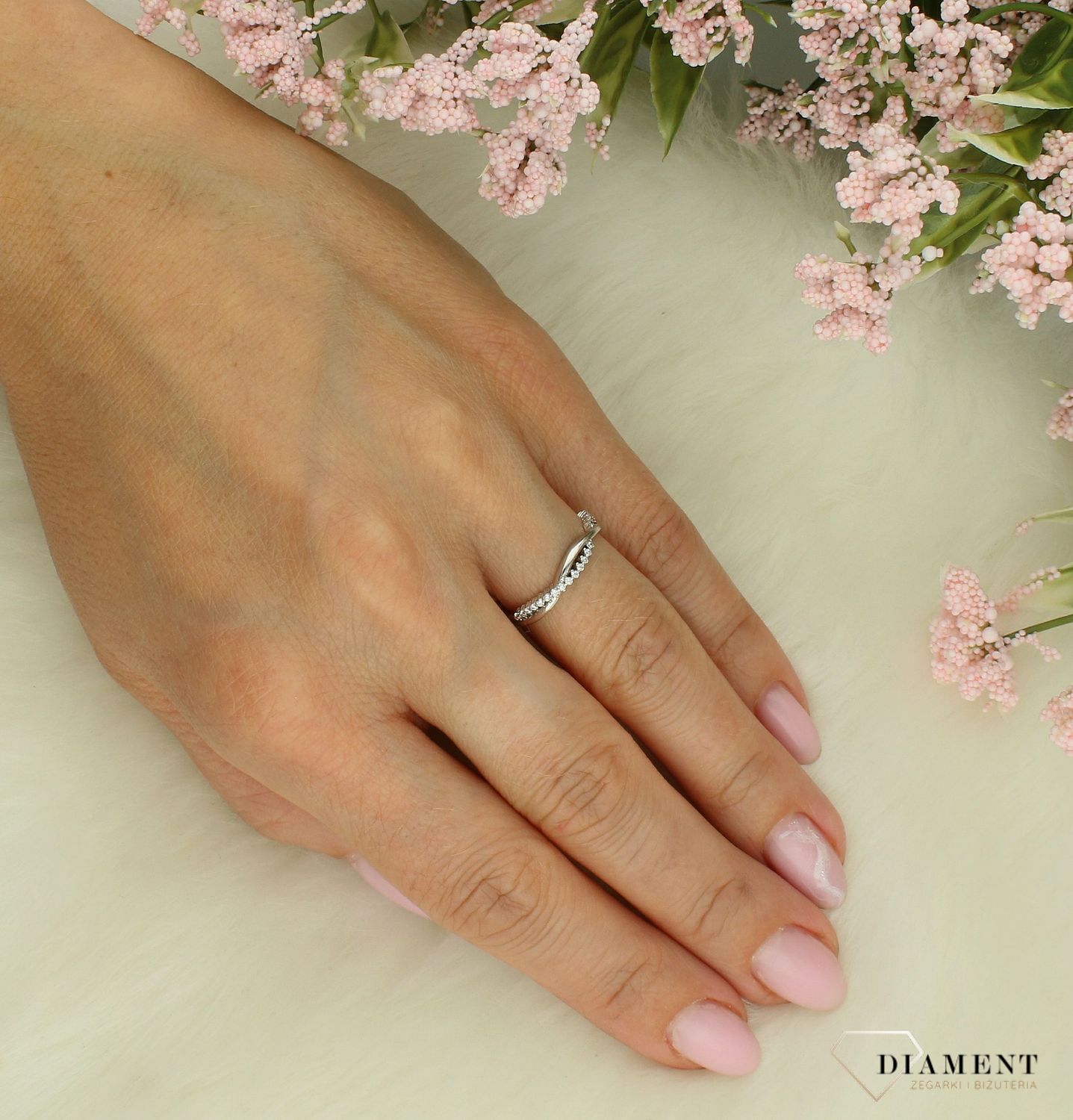 Srebrny pierścionek damski 925 pleciona obrączka z cyrkoniami rozmiar 11 DIA-PRS-7741-925. Błyszczący srebrny pierścionek dla kobiety. Oryginalny srebrny pierścionek. Pomysł na prezent dla kobiety. Pierści.jpg