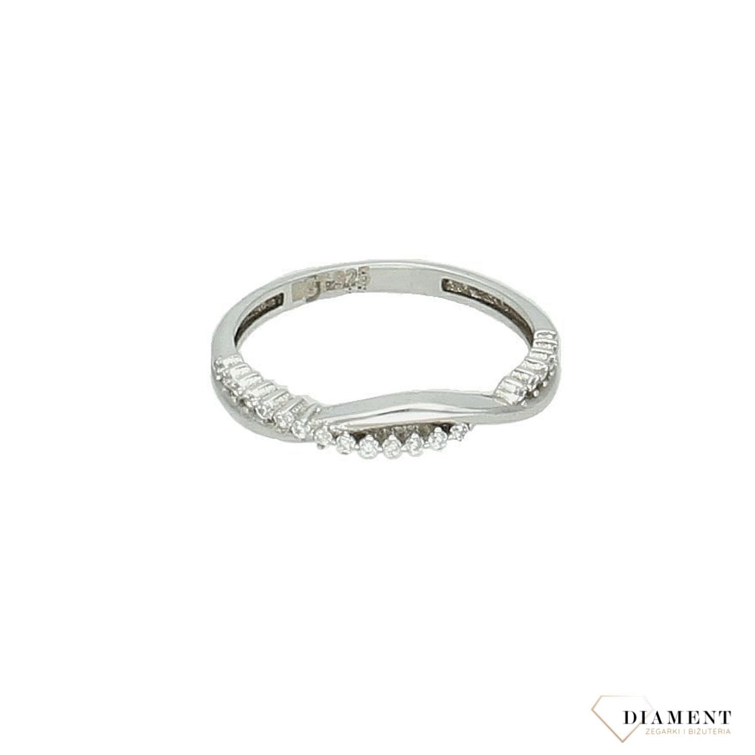 Srebrny pierścionek damski 925 pleciona obrączka z cyrkoniami rozmiar 11 DIA-PRS-7741-925. Błyszczący srebrny pierścionek dla kobiety. Oryginalny srebrny pierścionek. Pomysł na prezent dla kobiety. Pierści.jpg