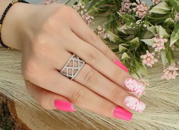 Srebrny pierścionek ażurowy z białymi cyrkoniami, próba 925. Szerokość 1,3 cm, waga 5,60 g. Model DIA-PRS-7746-925 – elegancja i subtelny blask.3.jpg