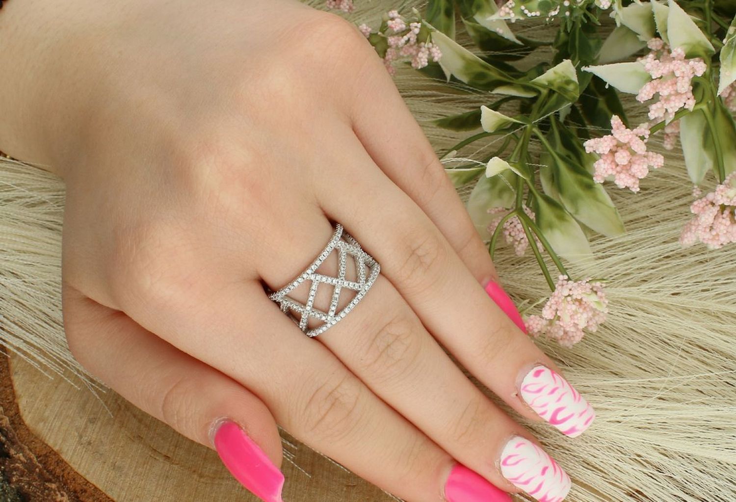 Srebrny pierścionek ażurowy z białymi cyrkoniami, próba 925. Szerokość 1,3 cm, waga 5,60 g. Model DIA-PRS-7746-925 – elegancja i subtelny blask.1.jpg