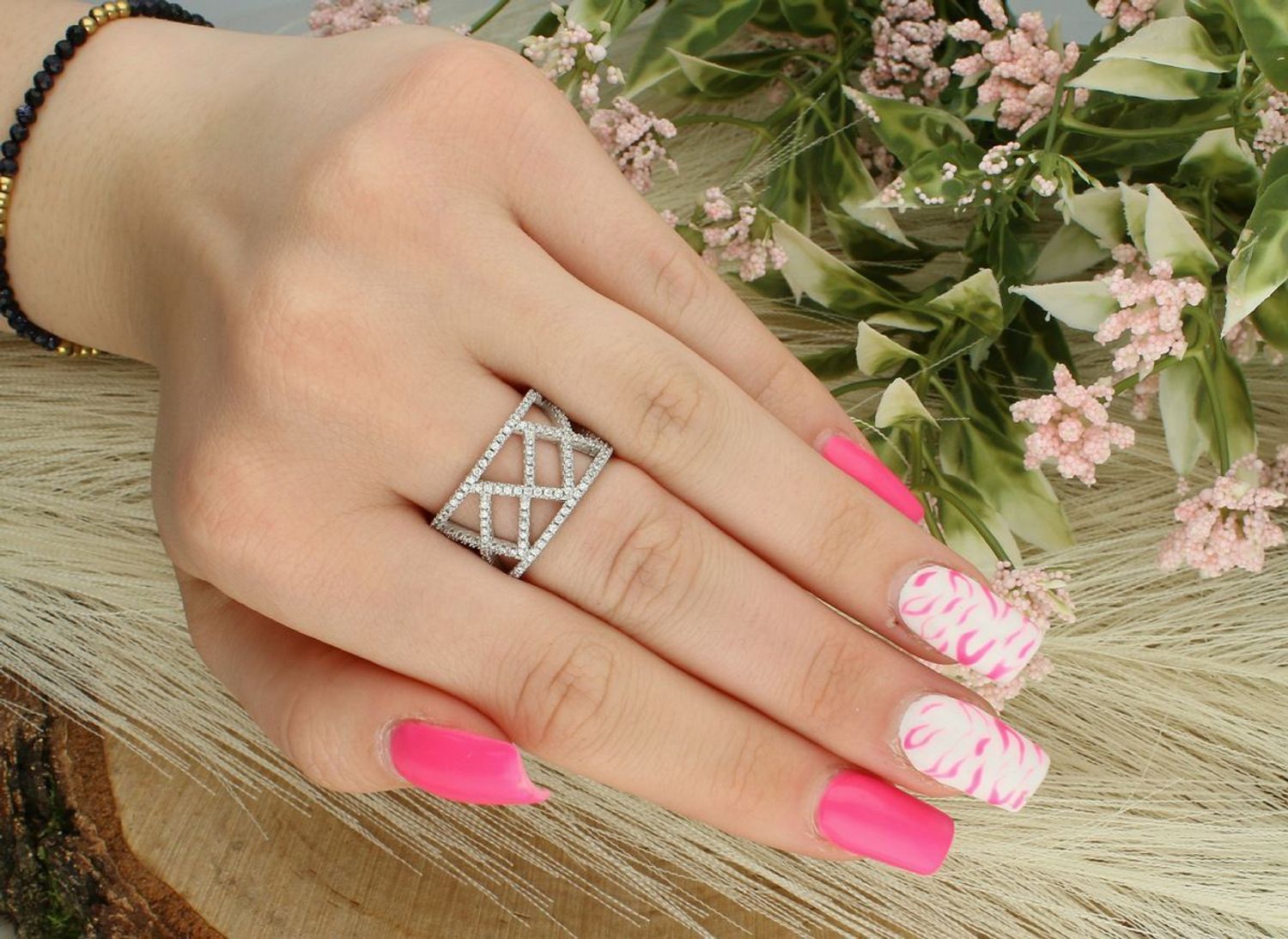 Srebrny pierścionek ażurowy z białymi cyrkoniami, próba 925. Szerokość 1,3 cm, waga 5,60 g. Model DIA-PRS-7746-925 – elegancja i subtelny blask.1.jpg