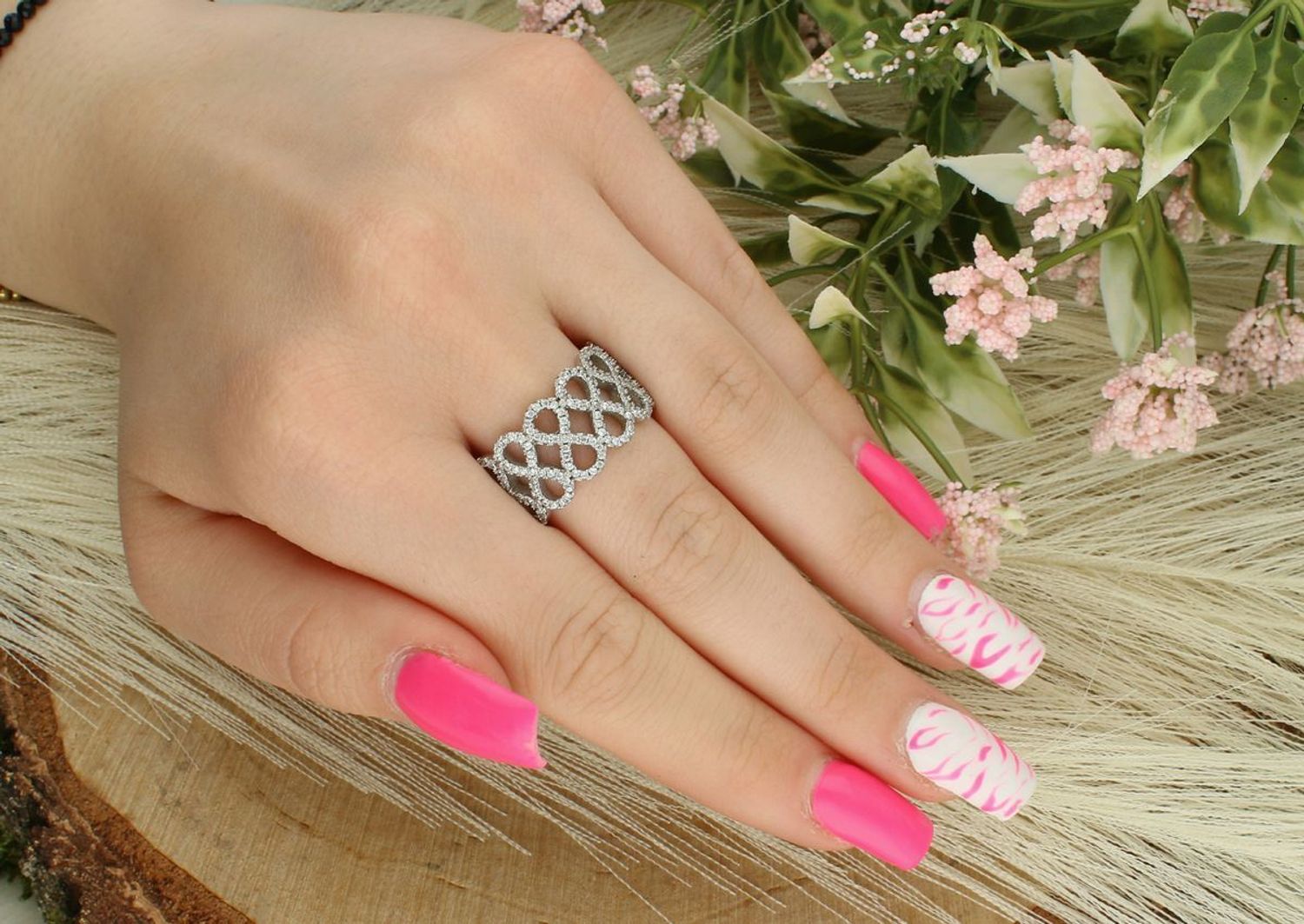 Srebrny pierścionek damski próby 925 z motywem nieskończoności i cyrkoniami. Model DIA-PRS-7747-925, szerokość 1,1 cm, waga 7,27 g, rozmiar 18. 1.jpg