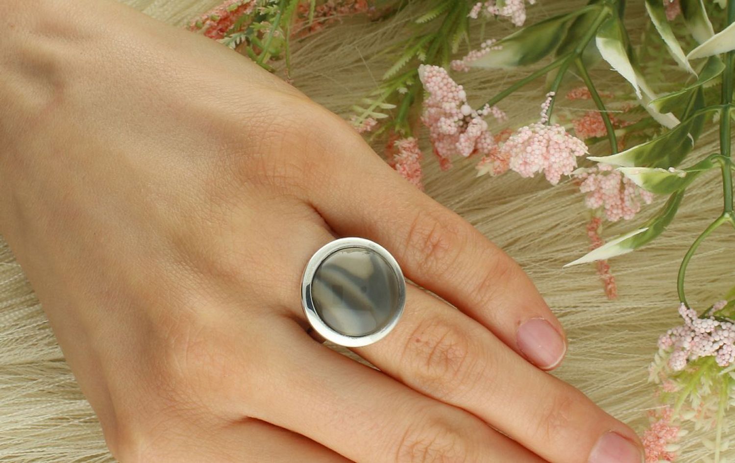 Elegancki pierścionek damski srebrny z krzemieniem pasiastym, próba 925, rozmiar 12, waga 5,50 g, szerokość szyny 3 mm, wielkość elementu ozdobnego 2,0 cm.1.jpg