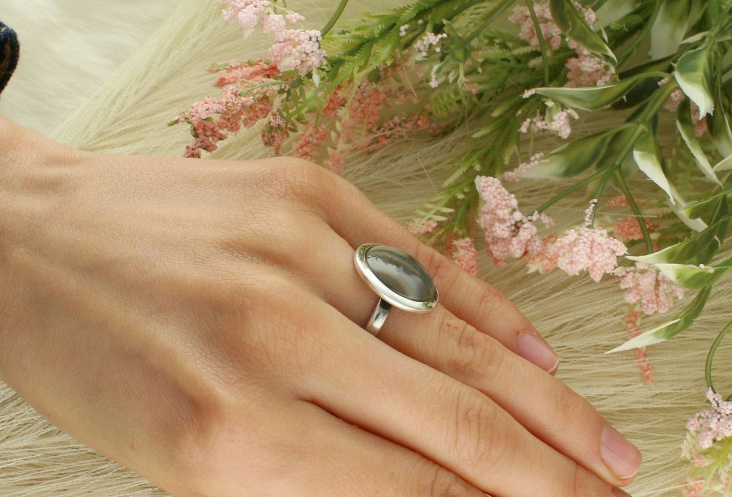 Elegancki pierścionek damski srebrny z krzemieniem pasiastym, próba 925, rozmiar 12, waga 5,50 g, szerokość szyny 3 mm, wielkość elementu ozdobnego 2,0 cm.1.jpg