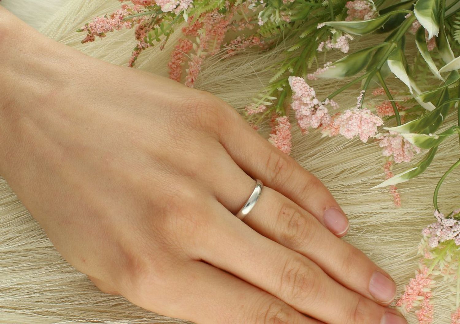 Elegancki pierścionek damski srebrny z krzemieniem pasiastym, próba 925, rozmiar 12, waga 5,50 g, szerokość szyny 3 mm, wielkość elementu ozdobnego 2,0 cm.1.jpg