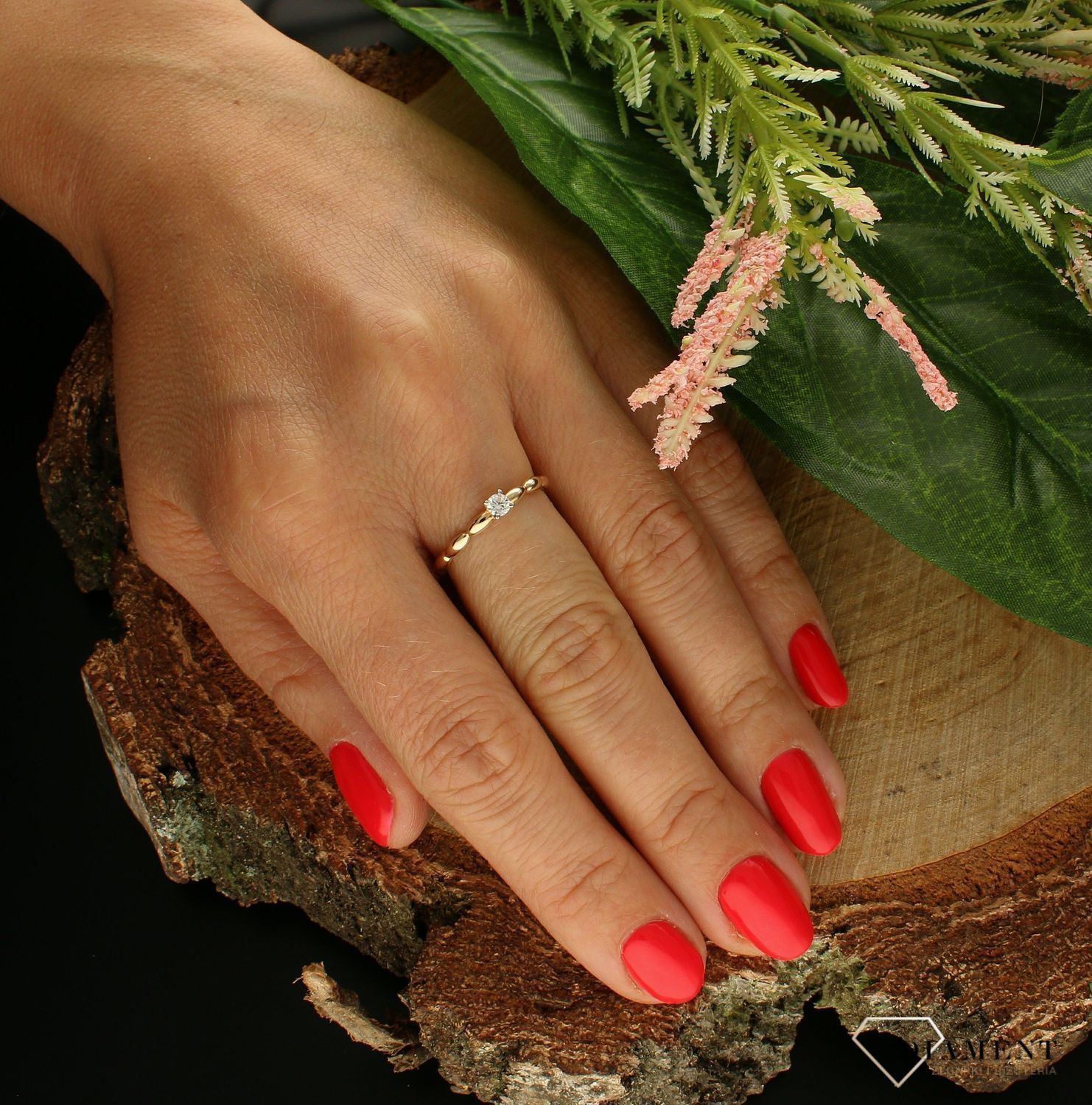 Złoty pierścionek 375 o pofalowanej strukturze z delikatną cyrkonią DIA-PRS-7786-375.  Pierścionek z wystającą cyrkonią pięknie lśniący.  Pierścionek doskonały na co dzień jak i do wieczorowych kreacji. Pierścionek z 9- kara.jpg