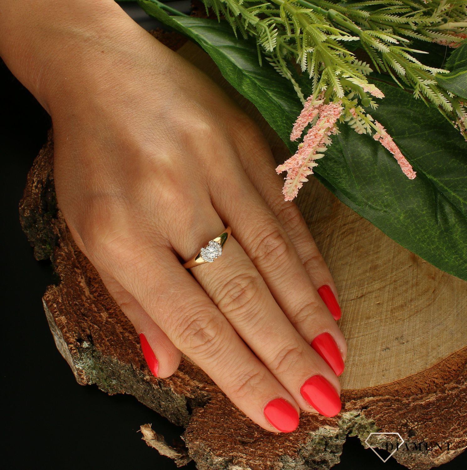 Złoty pierścionek 375 zaręczynowy klasyczny z delikatną cyrkonią DIA-PRS-7787-375. Pierścionek z cyrkonią pięknie lśniący.  Pierścionek doskonały na co dzień jak i do wieczorowych kreacji. Pierścionek z 9- karatowego złota. .jpg