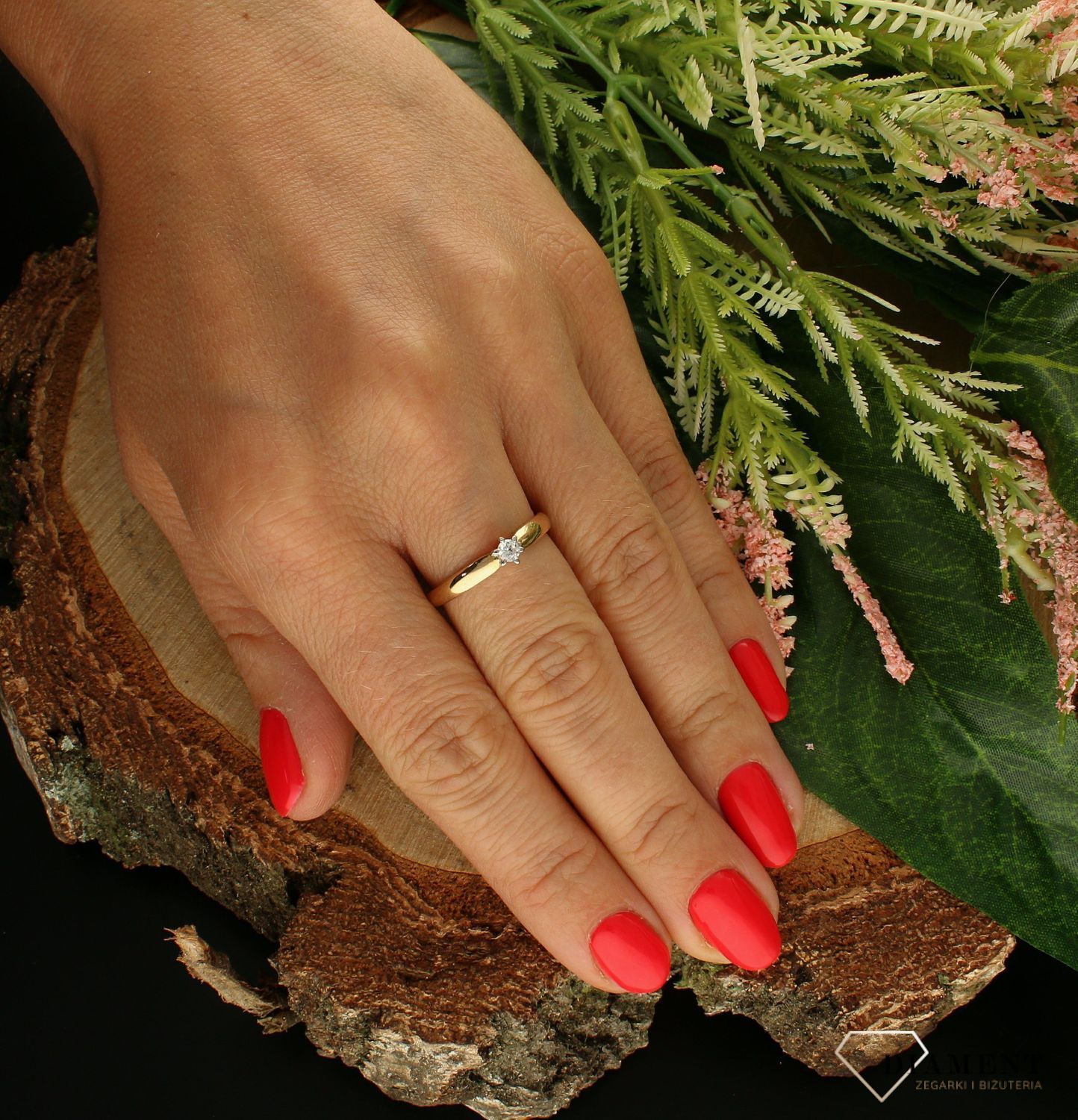 Złoty pierścionek 375 z delikatną cyrkonią zaręczynowy DIA-PRS-7788-375.  Pierścionek z cyrkonią pięknie lśniący.  Pierścionek doskonały na co dzień jak i do wieczorowych kreacji. Pierścionek z 9- karatowego złota. Waga około (1).jpg