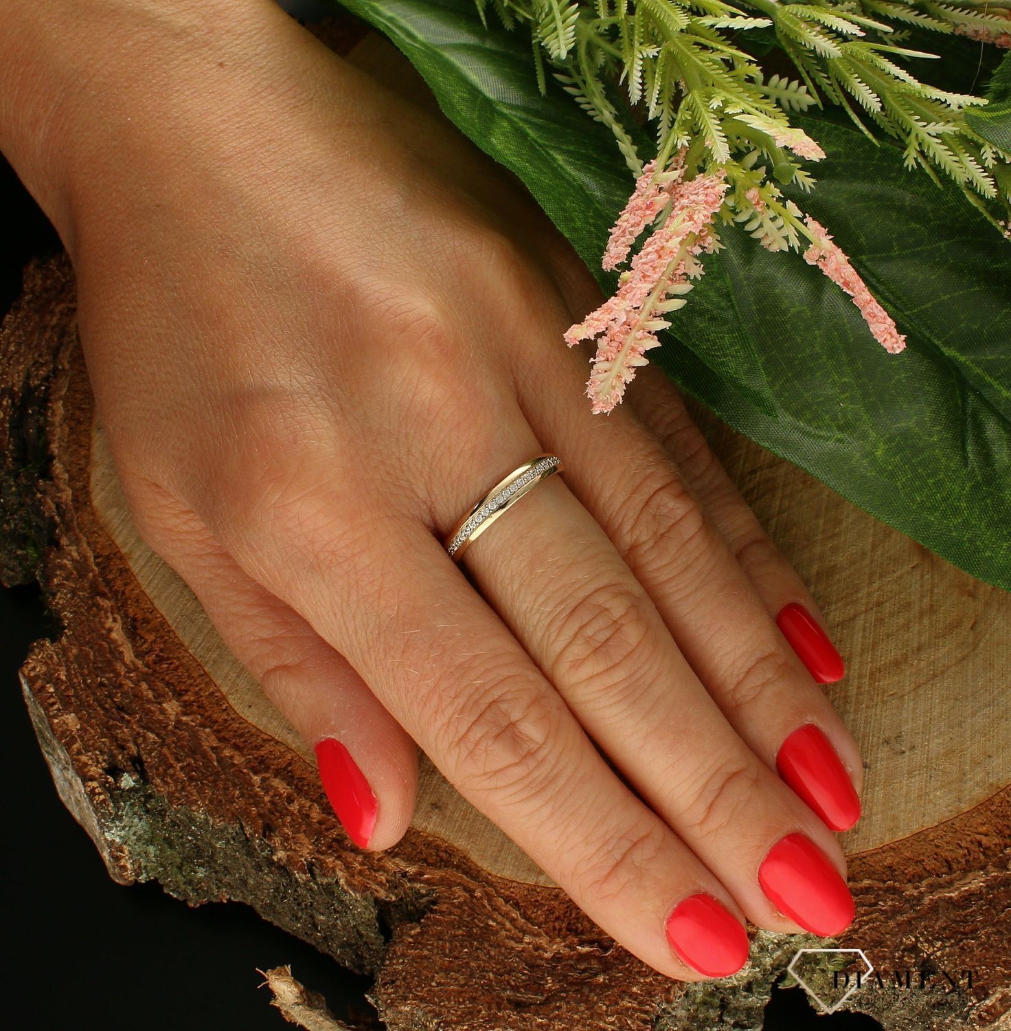 Złoty pierścionek 375 ozdobiony pasmem cyrkonii po środku DIA-PRS-7789-375. Pierścionek z płaskimi cyrkoniami pięknie lśniący.  Pierścionek doskonały na co dzień jak i do wieczorowych kreacji. Pierścionek z 9- karatowego zło.jpg