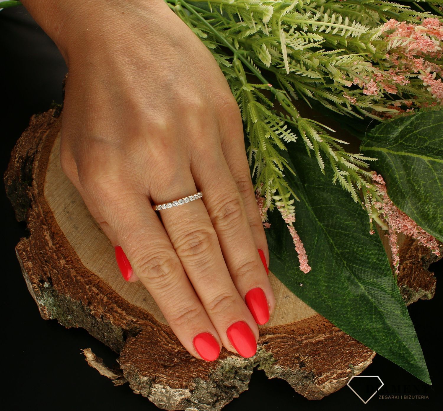 Złoty pierścionek 375 ozdobiony cyrkoniami DIA-PRS-7790-375. Pierścionek z płaskimi cyrkoniami pięknie lśniący.  Pierścionek doskonały na co dzień jak i do wieczorowych kreacji. Pierścionek z 9- karatowego złota. Waga około 1 (1).jpg