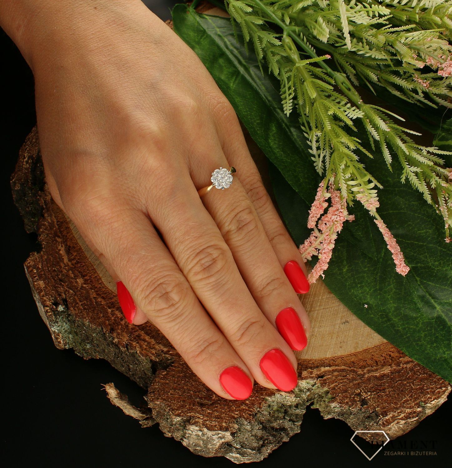 Złoty pierścionek 375 kwiatek z drobnych cyrkonii zaręczynowy DIA-PRS-7791-375. Pierścionek z wystającą cyrkonią pięknie lśniący.  Pierścionek doskonały na co dzień jak i do wieczorowych kreacji. Pierścionek z 9- karatowego .jpg