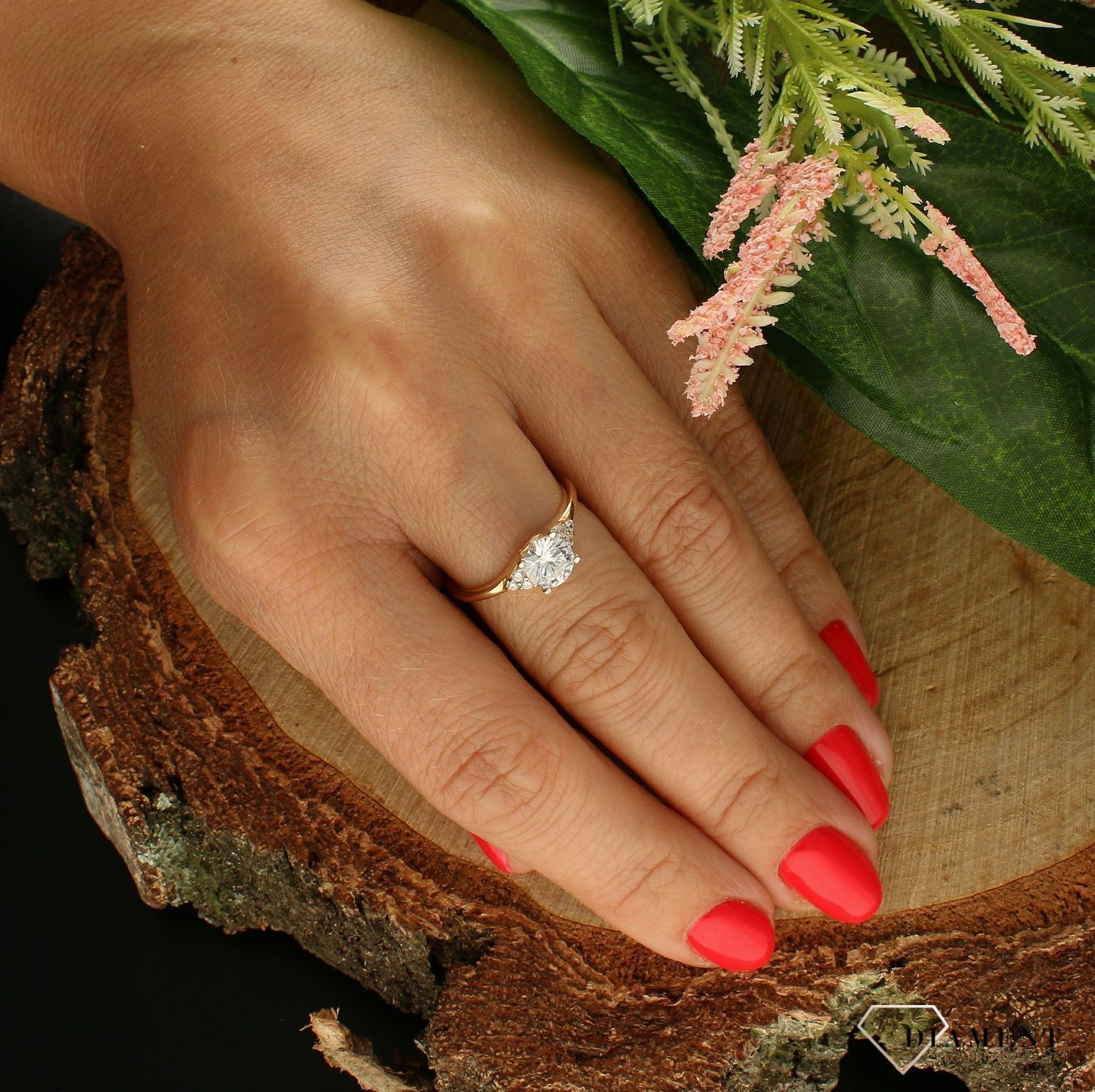 Złoty pierścionek 375 z efektowną cyrkonią zaręczynowy DIA-PRS-7792-375.  Pierścionek z wystającą cyrkonią pięknie lśniący.  Pierścionek doskonały na co dzień jak i do wieczorowych kreacji. Pierścionek z 9- karatowego złota. W (1).jpg