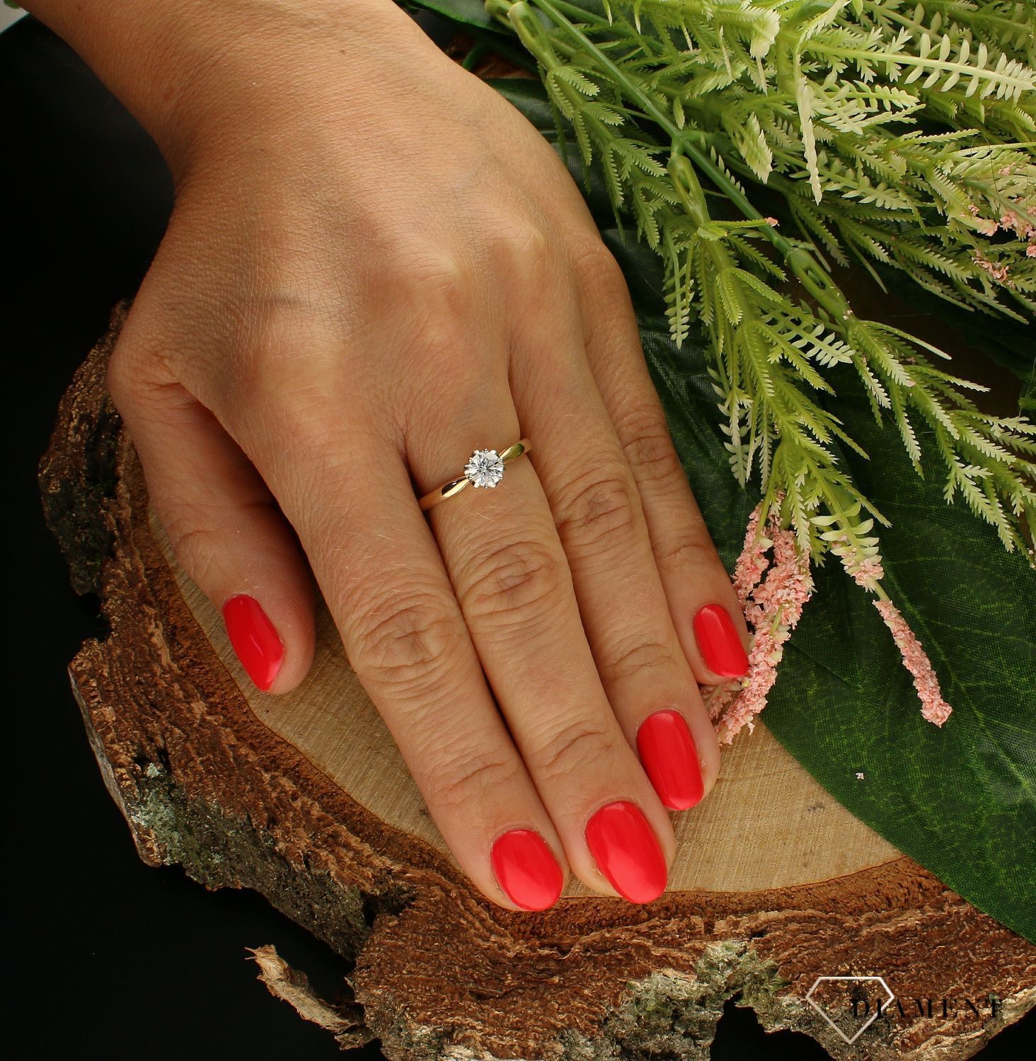 Złoty pierścionek 375 klasyczny zaręczynowy z cyrkonią DIA-PRS-7793-375.  Pierścionek z wystającą cyrkonią pięknie lśniący.  Pierścionek doskonały na co dzień jak i do wieczorowych kreacji. Pierścionek z 9- karatowego złota. W (1).jpg