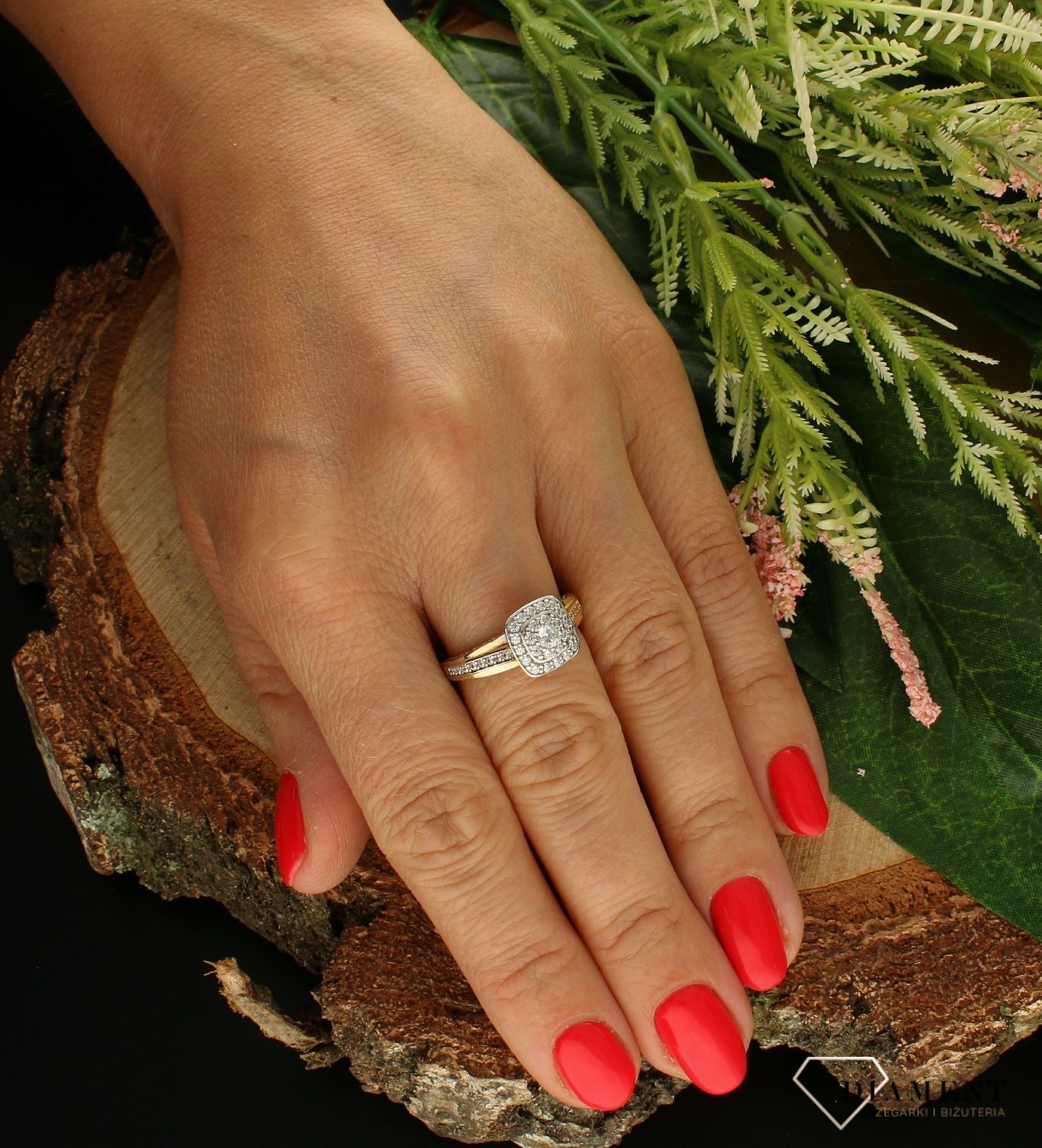 Złoty pierścionek 375 cyrkonie w kwadracie DIA-PRS-7794-375. Pierścionek z wystającą cyrkonią pięknie lśniący.  Pierścionek doskonały na co dzień jak i do wieczorowych kreacji. Pierścionek z 9- karatowego złota. Waga około 3 (3).jpg