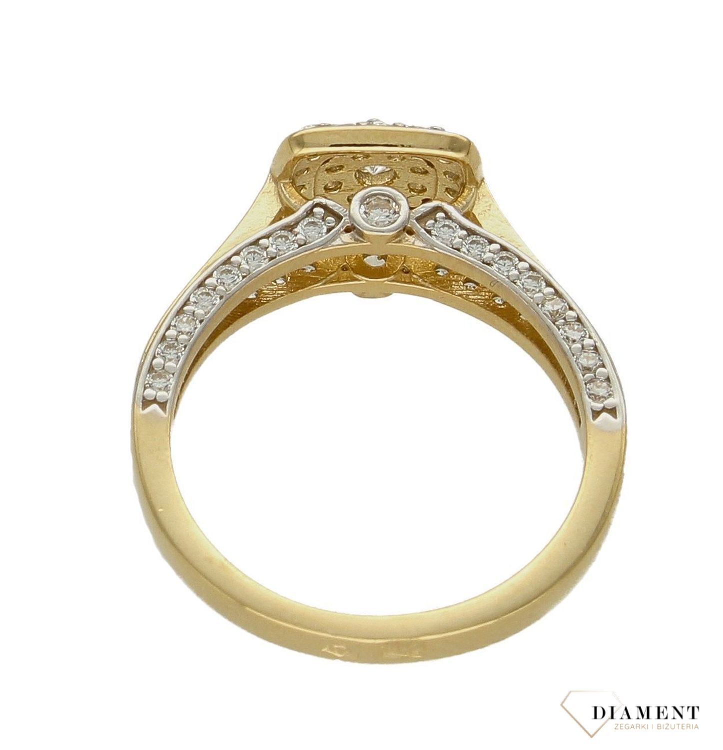 Złoty pierścionek 375 cyrkonie w kwadracie DIA-PRS-7794-375. Pierścionek z wystającą cyrkonią pięknie lśniący.  Pierścionek doskonały na co dzień jak i do wieczorowych kreacji. Pierścionek z 9- karatowego złota. Waga około 3 (3).jpg