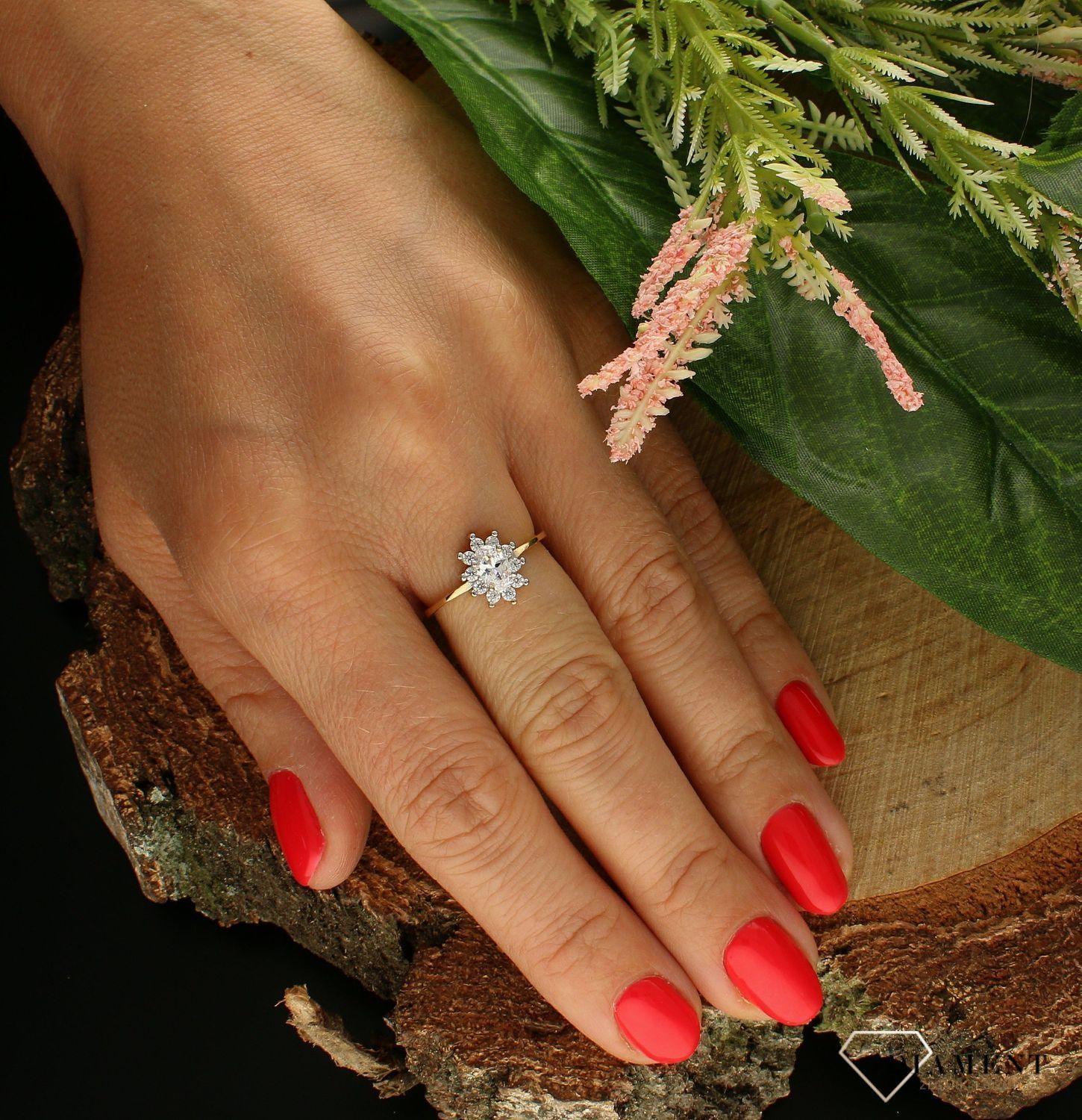 Złoty pierścionek 375 bogaty owalny kwiatek z cyrkoniami DIA-PRS-7795-375. Pierścionek z wystającą cyrkonią pięknie lśniący.  Pierścionek doskonały na co dzień jak i do wieczorowych kreacji. Pierścionek z 9- karatowego złota (1).jpg