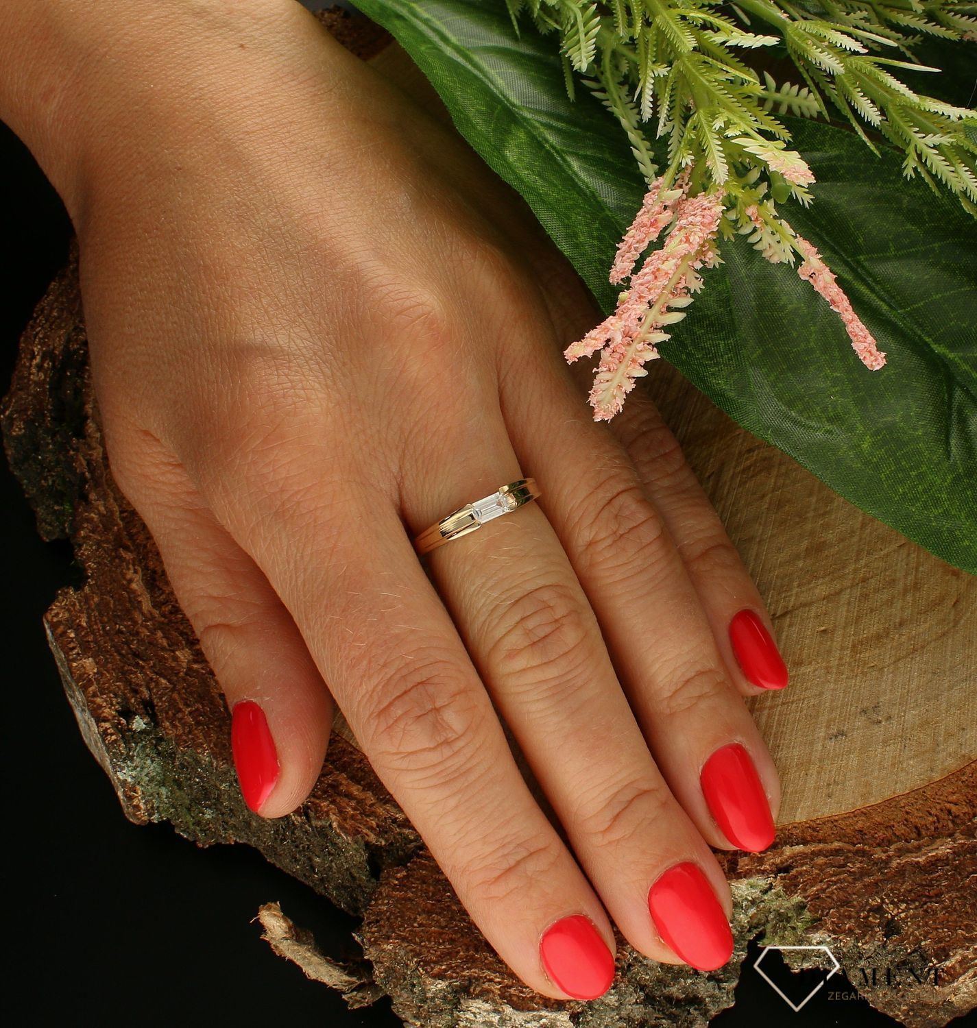 Złoty pierścionek 375 z płaską cyrkonią  DIA-PRS-7796-375. Pierścionek z cyrkonią pięknie lśniący.  Pierścionek doskonały na co dzień jak i do wieczorowych kreacji. Pierścionek z 9- karatowego złota. Waga około 2,44 gram..jpg