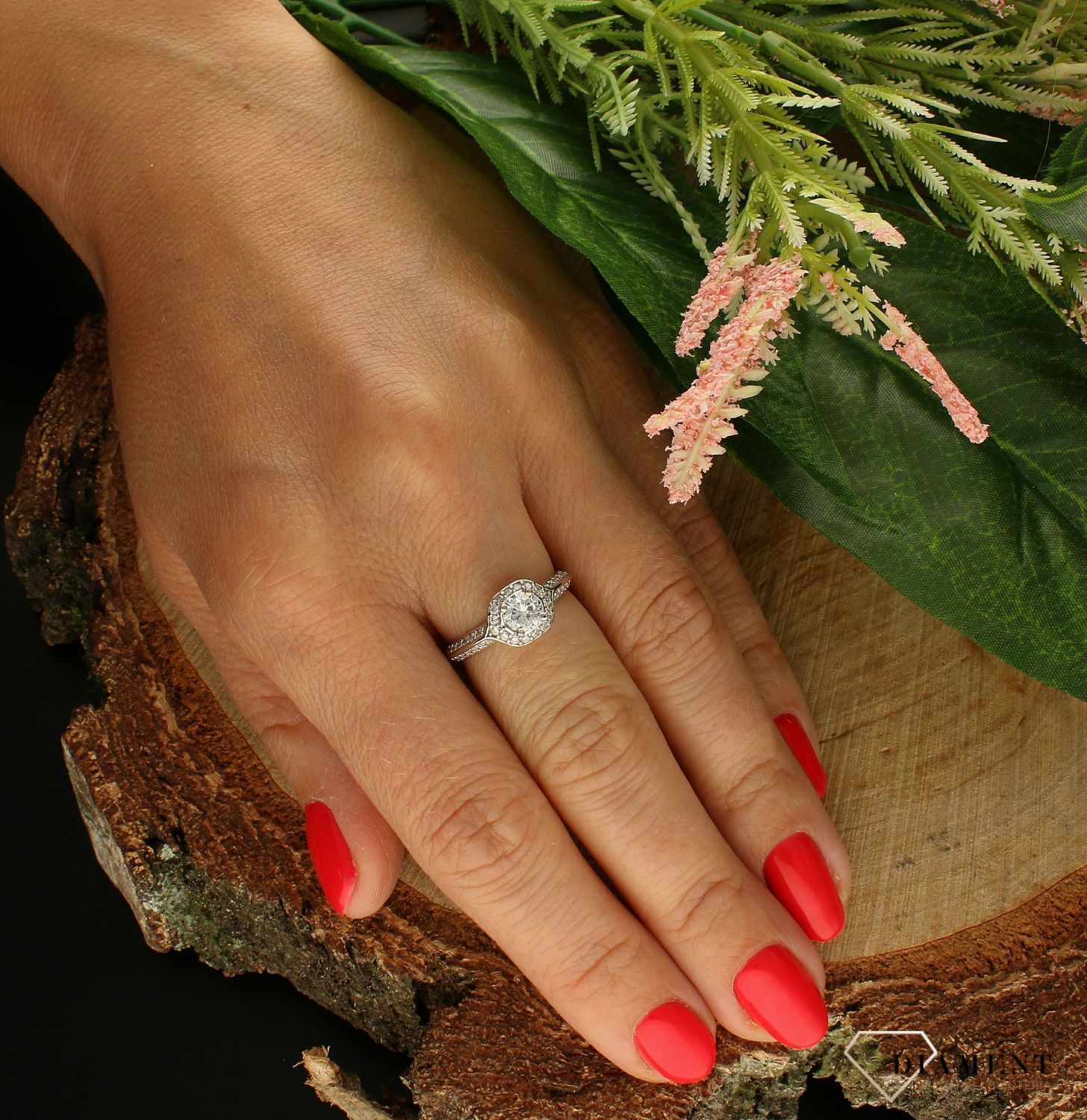 Złoty pierścionek 375 zaręczynowy z wystającą cyrkonią DIA-PRS-7797-375. Pierścionek z wystającą cyrkonią pięknie lśniący.  Pierścionek doskonały na co dzień jak i do wieczorowych kreacji. Pierścionek z 9- karatowego złota. Wa (1).jpg