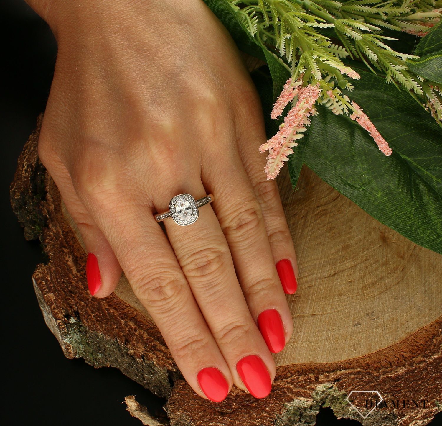 Złoty pierścionek 375 zaręczynowy bogato zdobiony cyrkoniami DIA-PRS-7798-375. Pierścionek z wystającą cyrkonią pięknie lśniący. Pierścionek doskonały na co dzień jak i do wieczorowych kreacji. Pierścionek z 9- karatowego zł.jpg