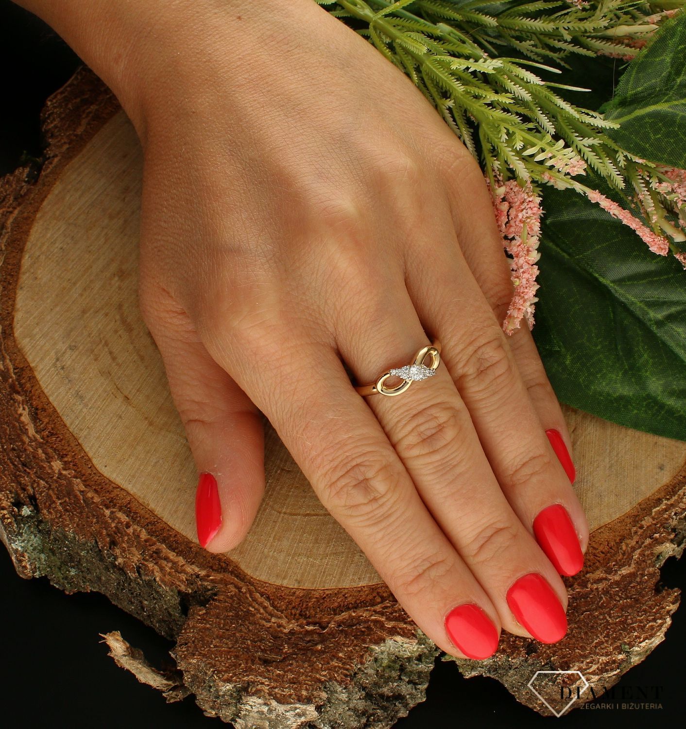 Złoty pierścionek 375 nieskończoność z dodatkiem cyrkonii DIA-PRS-7799-375. Pierścionek z wystającą cyrkonią pięknie lśniący.  Pierścionek doskonały na co dzień jak i do wieczorowych kreacji. Pierścionek z 9- karatowego złota (1).jpg