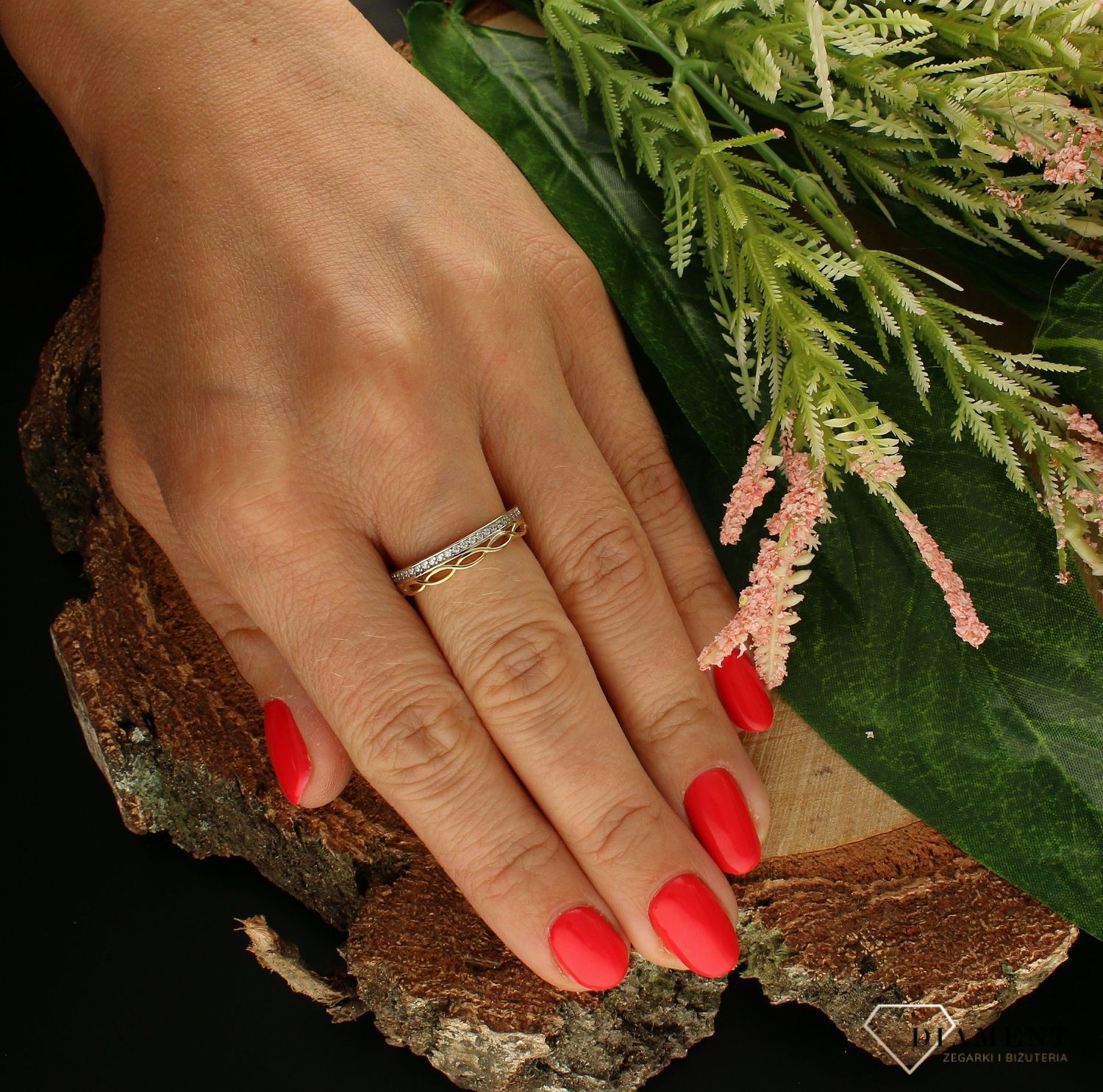 Złoty pierścionek 375 z pasmem cyrkonii i delikatnym wzorem DIA-PRS-7800-375. Pierścionek z płaskimi cyrkoniami pięknie lśniący.  Pierścionek doskonały na co dzień jak i do wieczorowych kreacji. Pierścionek z 9- karatowego zł (1).jpg