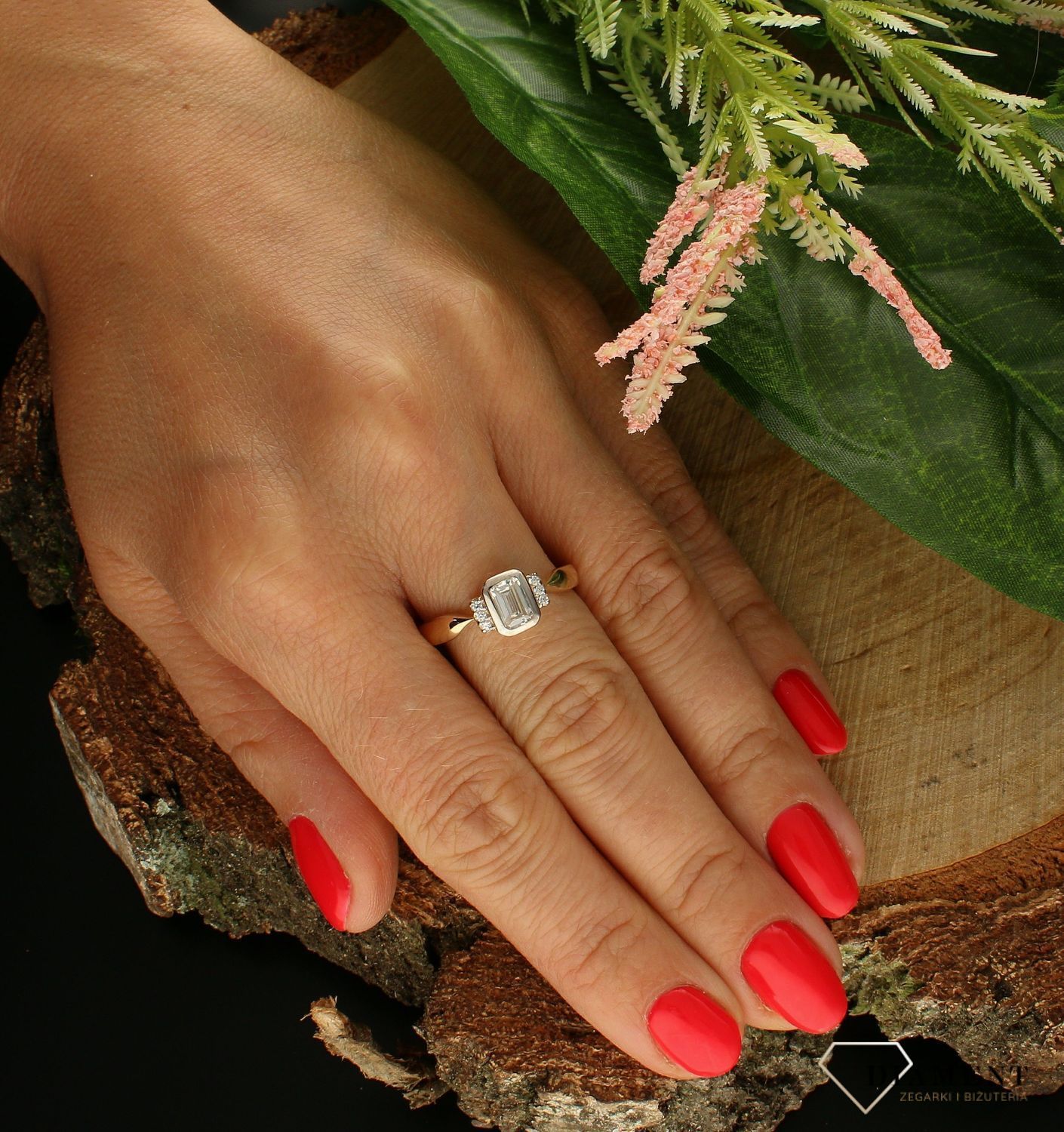 Złoty pierścionek 375 z prostokątna cyrkonią DIA-PRS-7801-375 (2).jpg