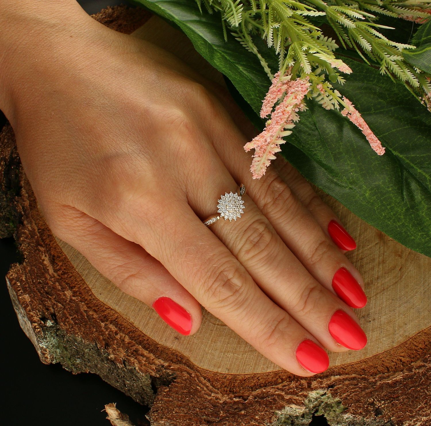 Złoty pierścionek 375 kwiatek w cyrkoniach zaręczynowy DIA-PRS-7803-375.  Pierścionek doskonały na co dzień jak i do wieczorowych kreacji. Pierścionek z 9- karatowego złota. Waga około 2,45 gram. Idealny pierścionek na  (1).jpg