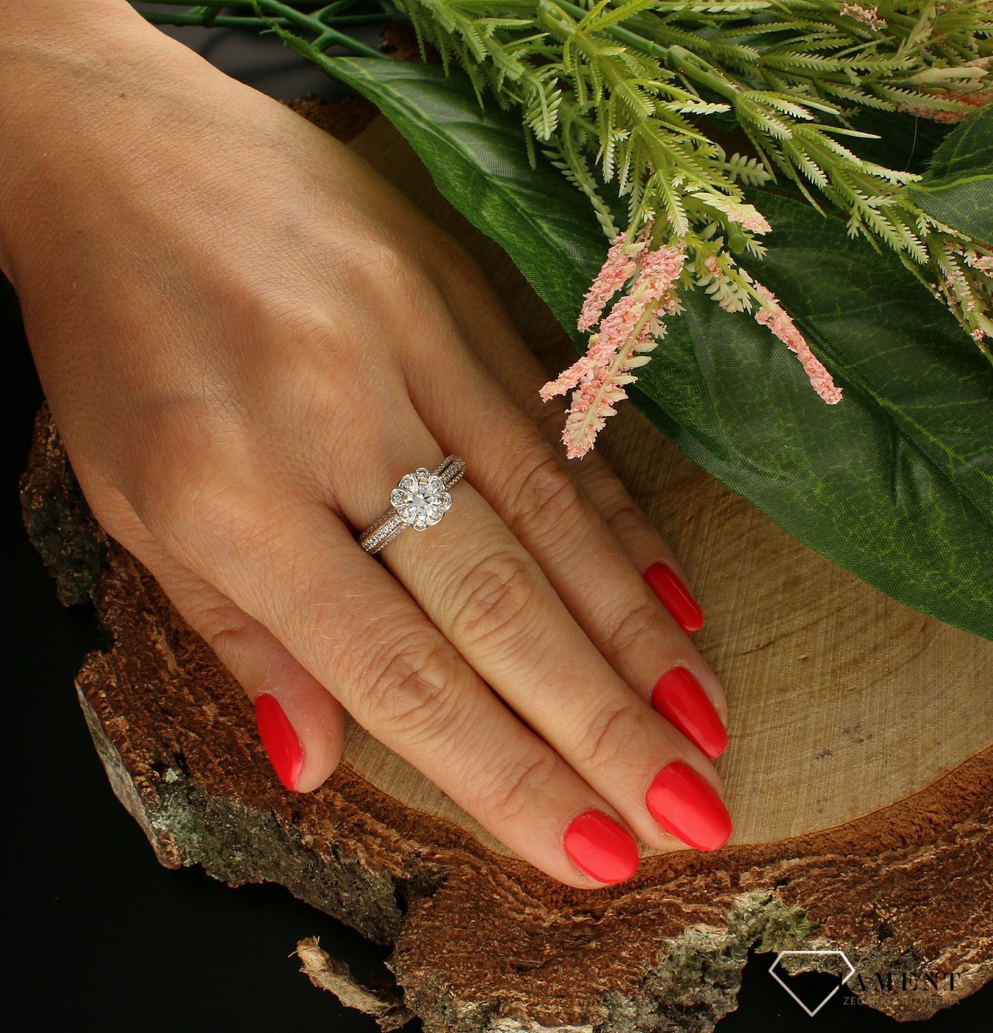 Złoty pierścionek 375 zaręczynowy bogato zdobiony cyrkoniami DIA-PRS-7804-375.  Pierścionek z wystającą cyrkonią pięknie lśniący. Pierścionek doskonały na co dzień jak i do wieczorowych kreacji. Pierścionek z 9- karatowego z.jpg