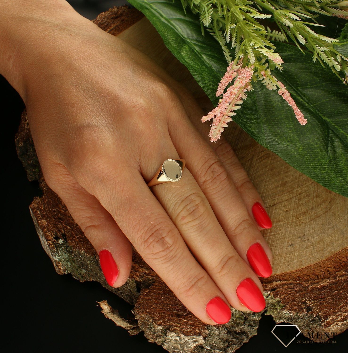 Złoty sygnet 375 owalny gładki z grawerowaniem wokół DIA-PRS-7805-375. Pierścionek z płaską powierzchnią z delikatnym grawerowaniem po boku. Pierścionek doskonały na co dzień jak i do wieczorowych kreacji. Pierścionek z 9- ka (1).jpg