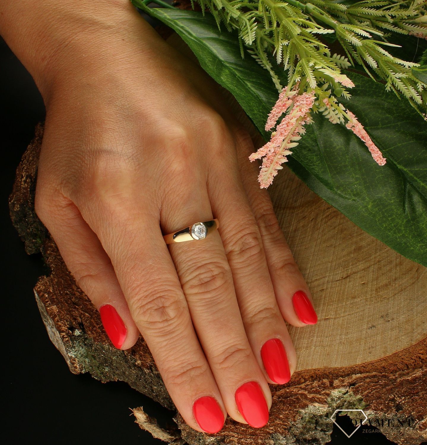 Złoty pierścionek 375 klasyczny z okrągłą cyrkonią DIA-PRS-7806-375. Pierścionek z wystającą cyrkonią pięknie lśniący.  Pierścionek doskonały na co dzień jak i do wieczorowych kreacji. Pierścionek z 9- karatowego złota. Waga.jpg