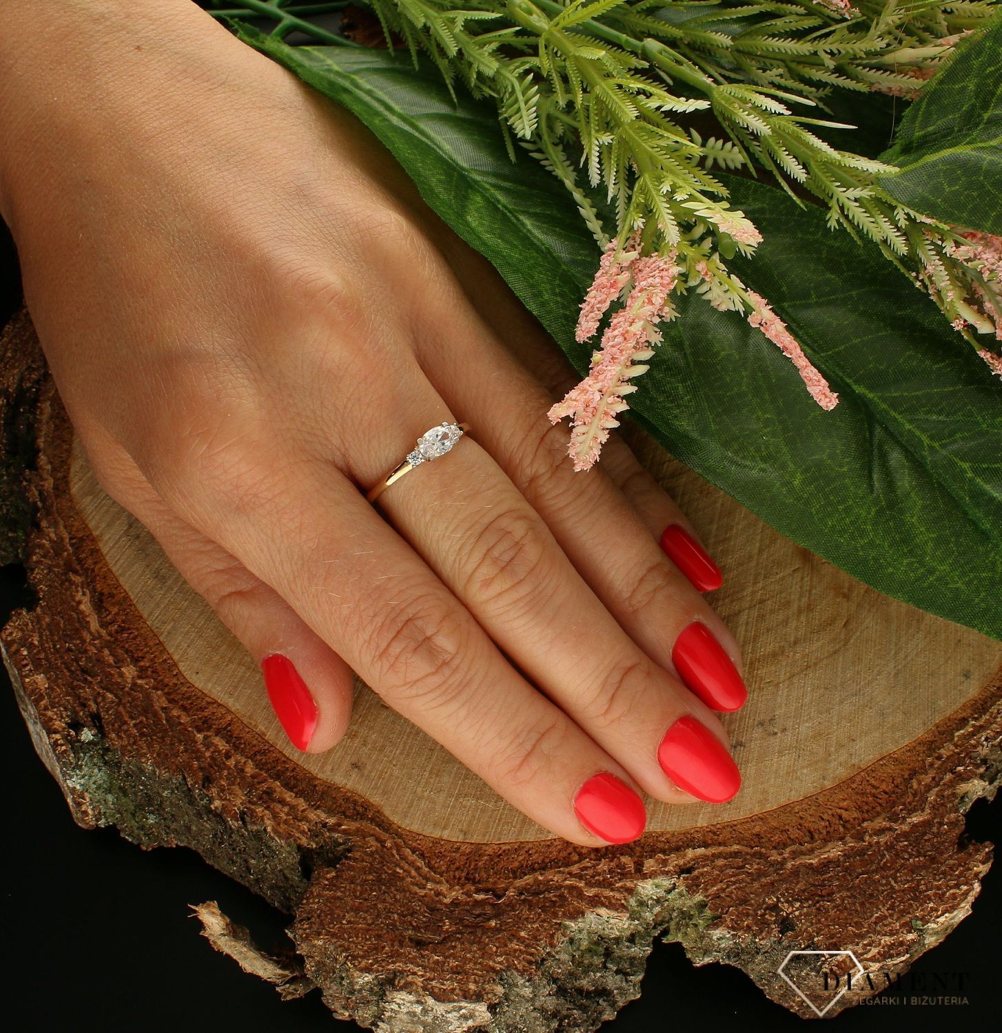 Złoty pierścionek 375 z cyrkoniami zaręczynowy DIA-PRS-7807-375.  Pierścionek z wystającą cyrkonią pięknie lśniący.  Pierścionek doskonały na co dzień jak i do wieczorowych kreacji. Pierścionek z 14- karatowego złota. Waga oko (1).jpg