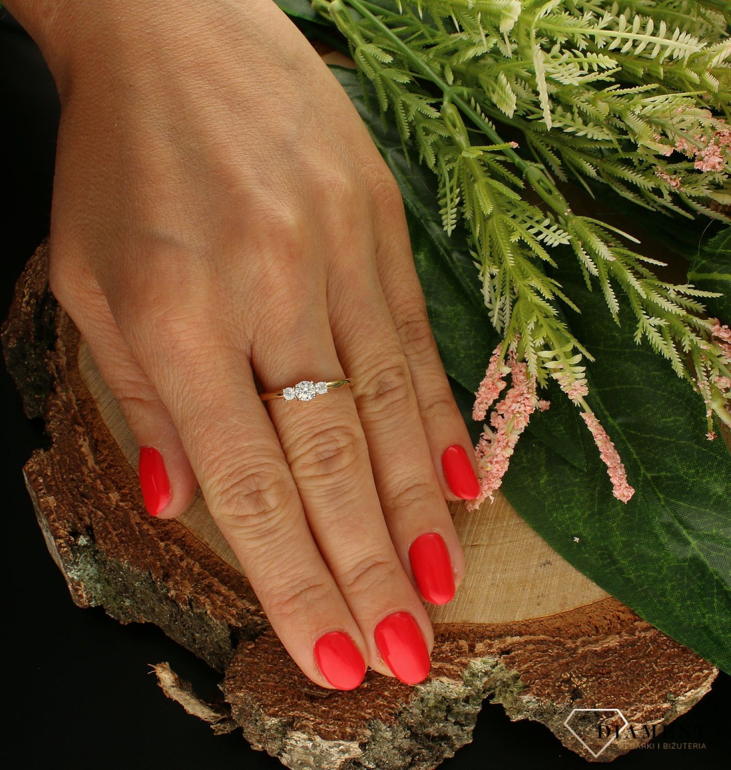 Złoty pierścionek 375 z potrójną cyrkonią zaręczynowy DIA-PRS-7808-375. Pierścionek z trzema pięknie lśniącymi cyrkoniami.  Pierścionek doskonały na co dzień jak i do wieczorowych kreacji. Pierścionek z 9- karatowego złota. W (1).jpg